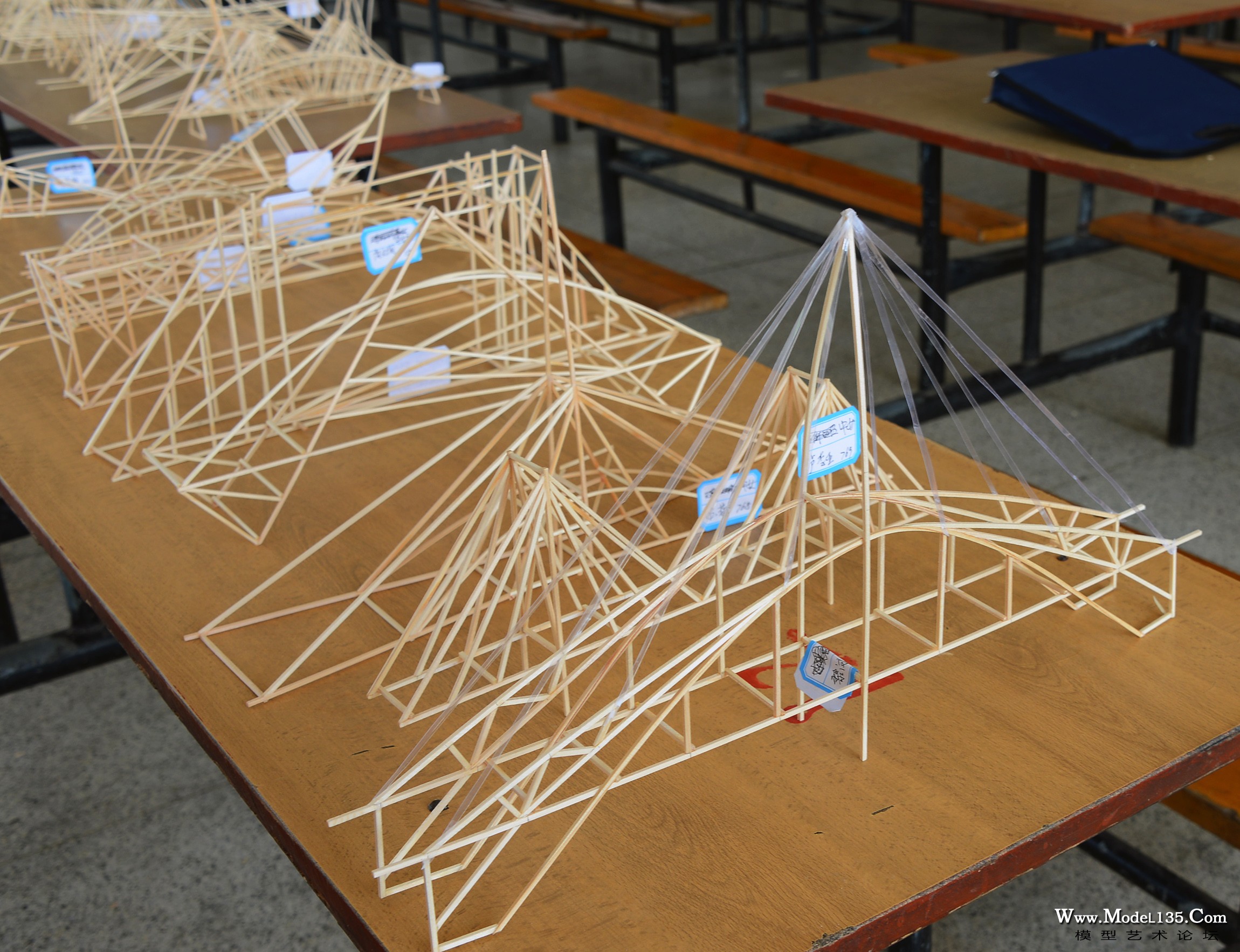 几条简单的木条展现了选手们对于力和美的理解和诠释，其中不乏想像力丰富的优秀作品 ...