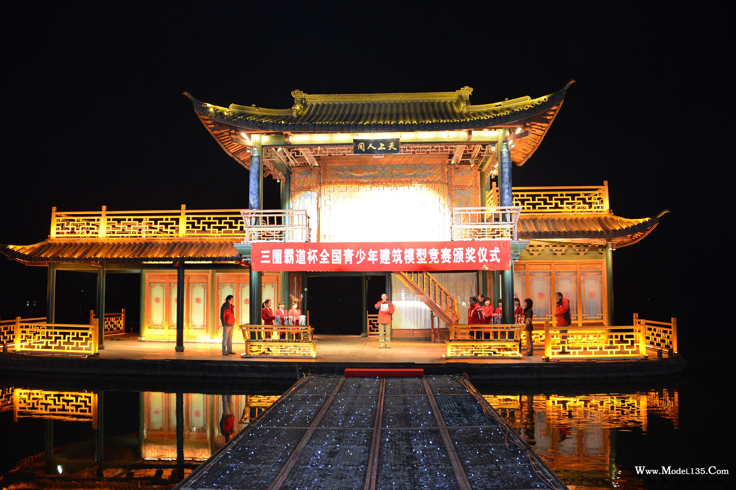 专为本届大赛准备的颁奖画舫是“西湖印象”的舞台船