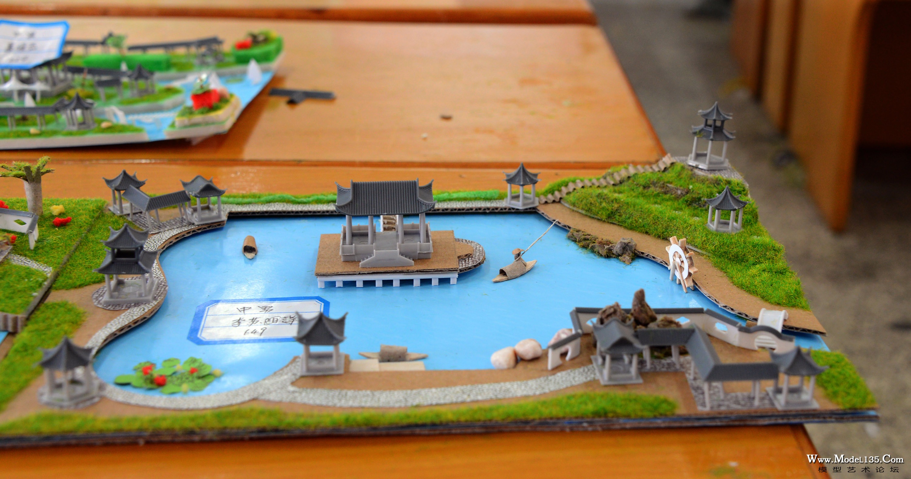 “锦绣江南”项目优秀作品，留意采用瓦楞纸“揉搓”出来的钓鱼翁