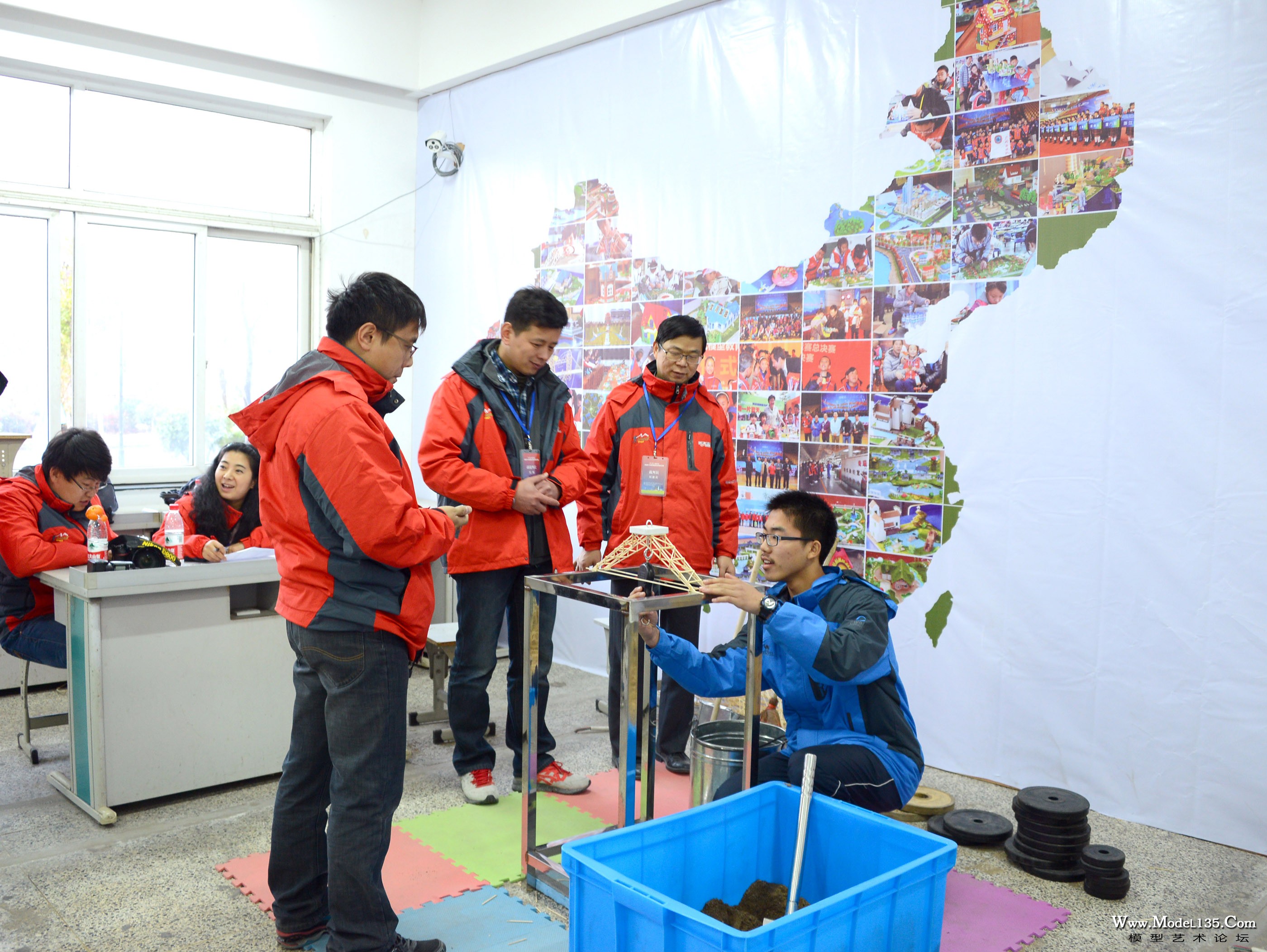 “木桥梁”承重比赛现场