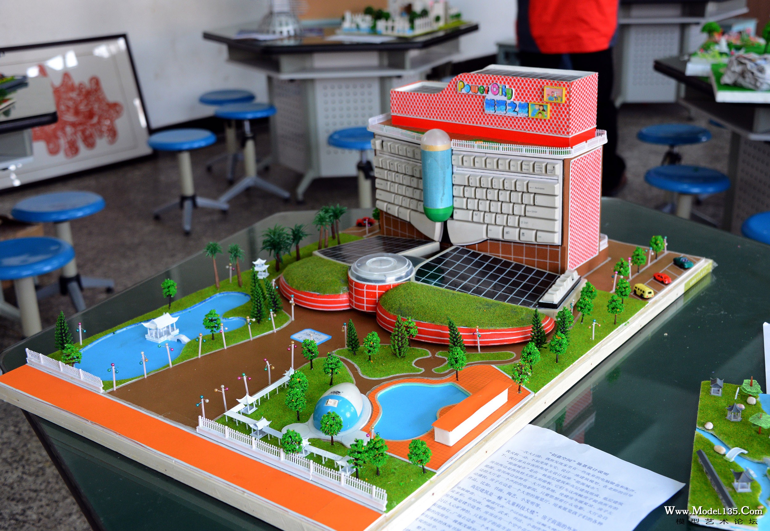 “无限空间”优秀作品，主要材料是废旧电脑元器件