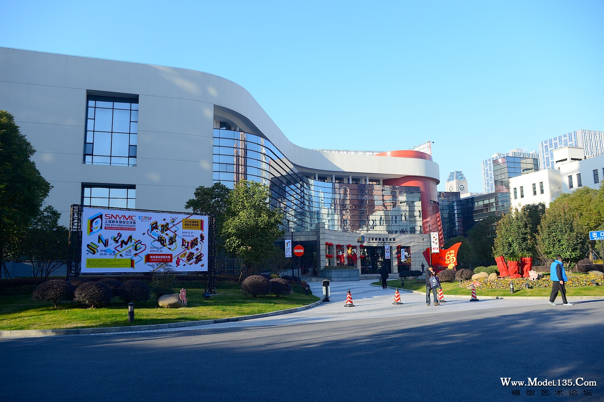 展览依然在上海市群众艺术馆