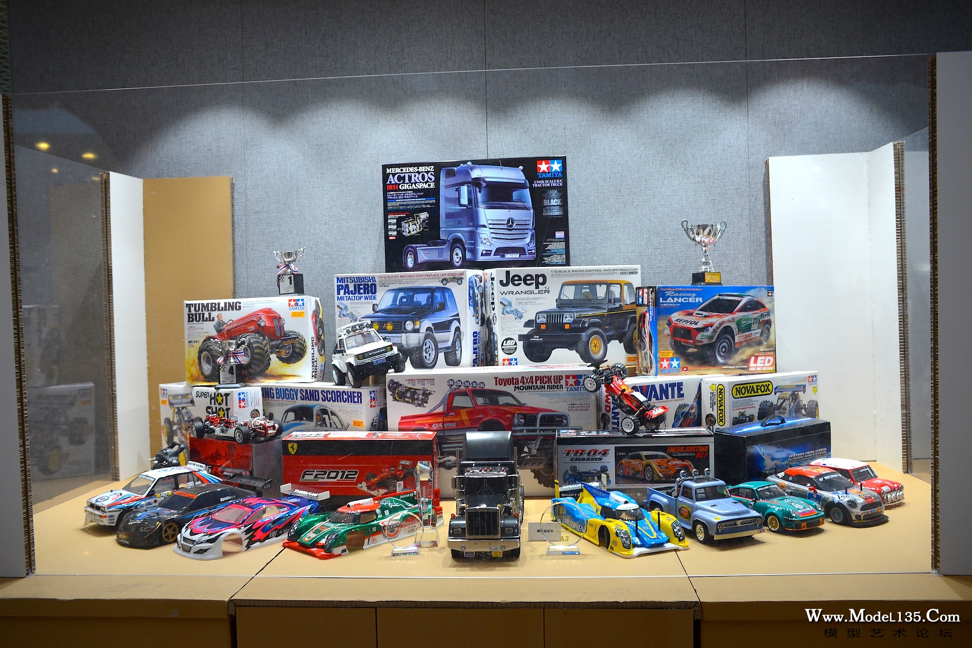 遥控车和遥控车壳组成的主题