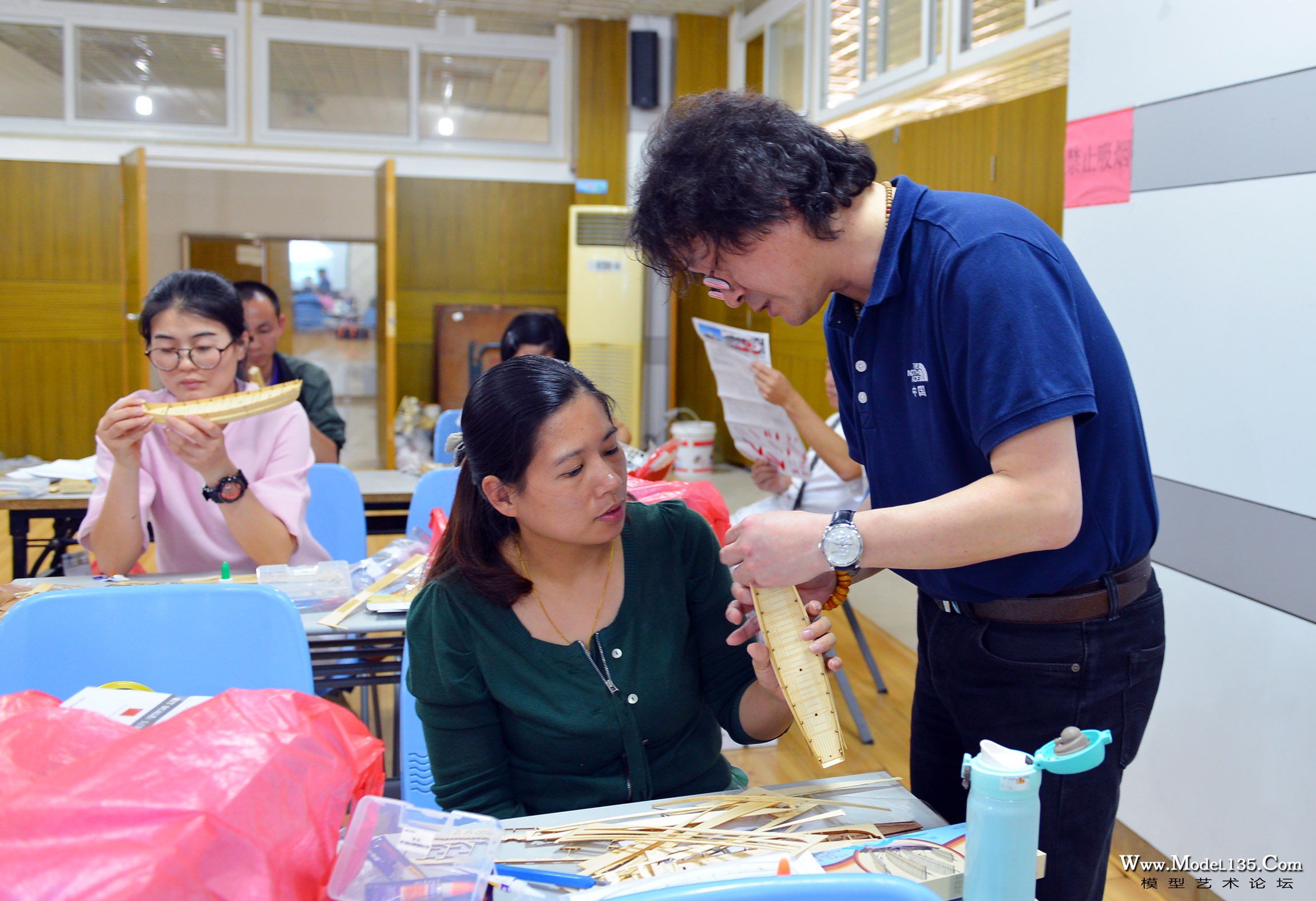 手把手指导参训老师制作沙船模型