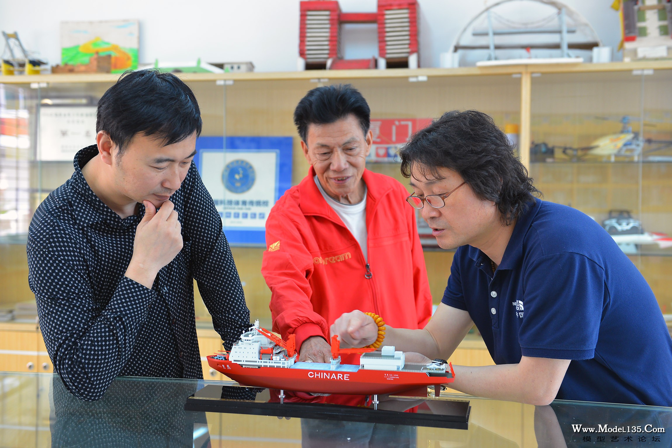姜招银老师以雪龙号模型为例介绍套件仿真模型的升级制作