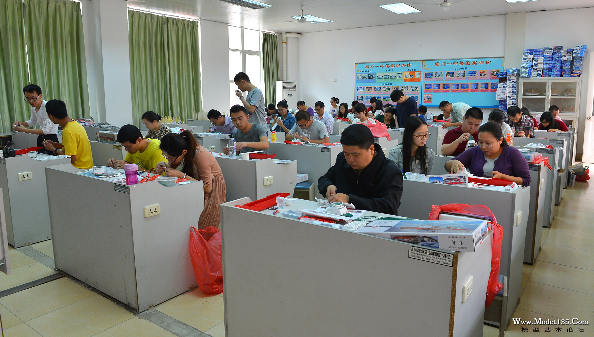 参训老师们制作雪龙号模型