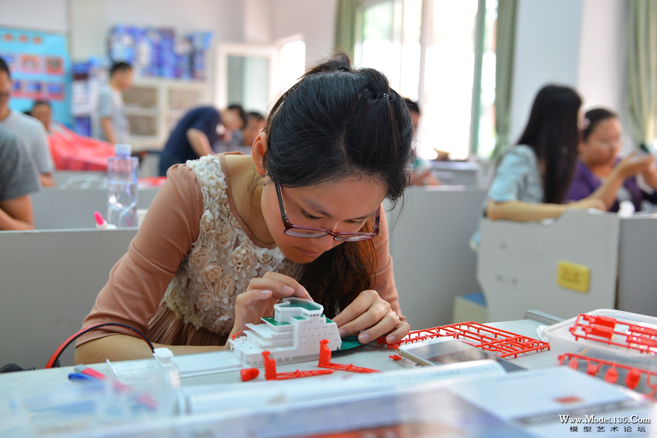 尽管许多老师都是第一次接触模型制作，但都完成了雪龙号模型的制作