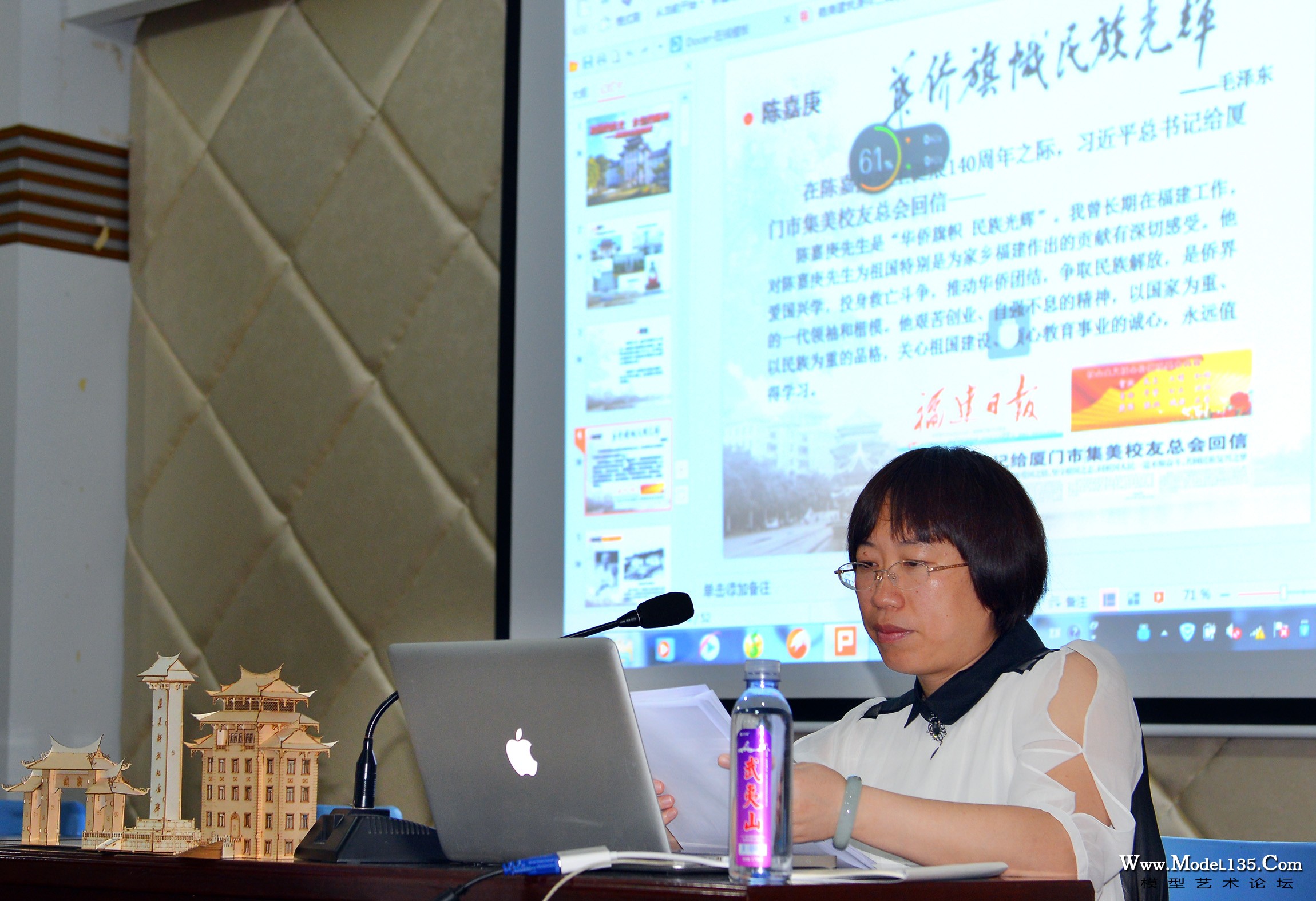 陈嘉庚纪念馆副馆长为老师们讲解嘉庚建筑