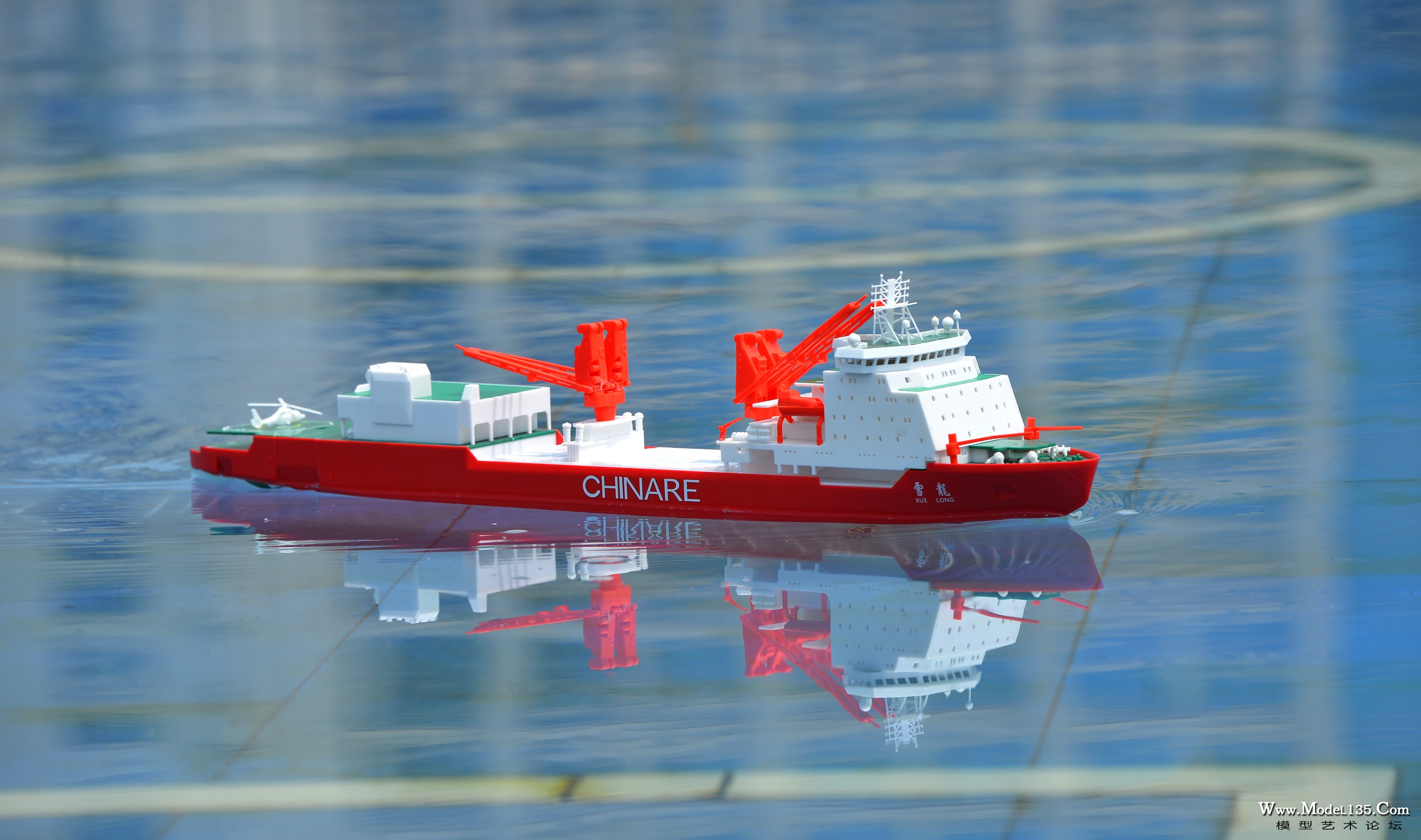 遥控航行中的雪龙号模型
