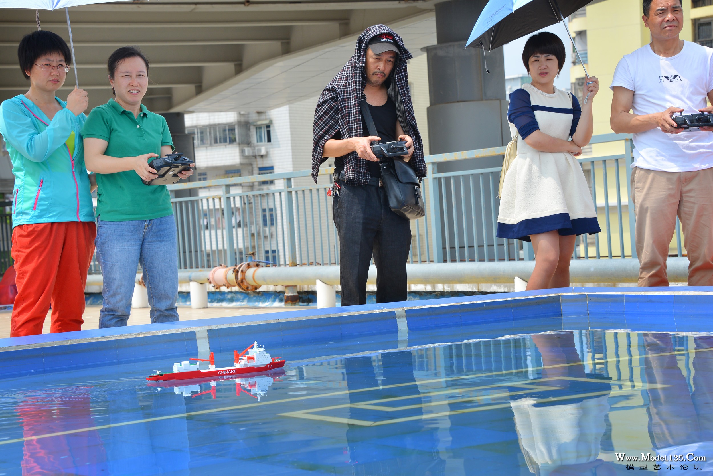 老师们顶着烈日进行遥控航行实习