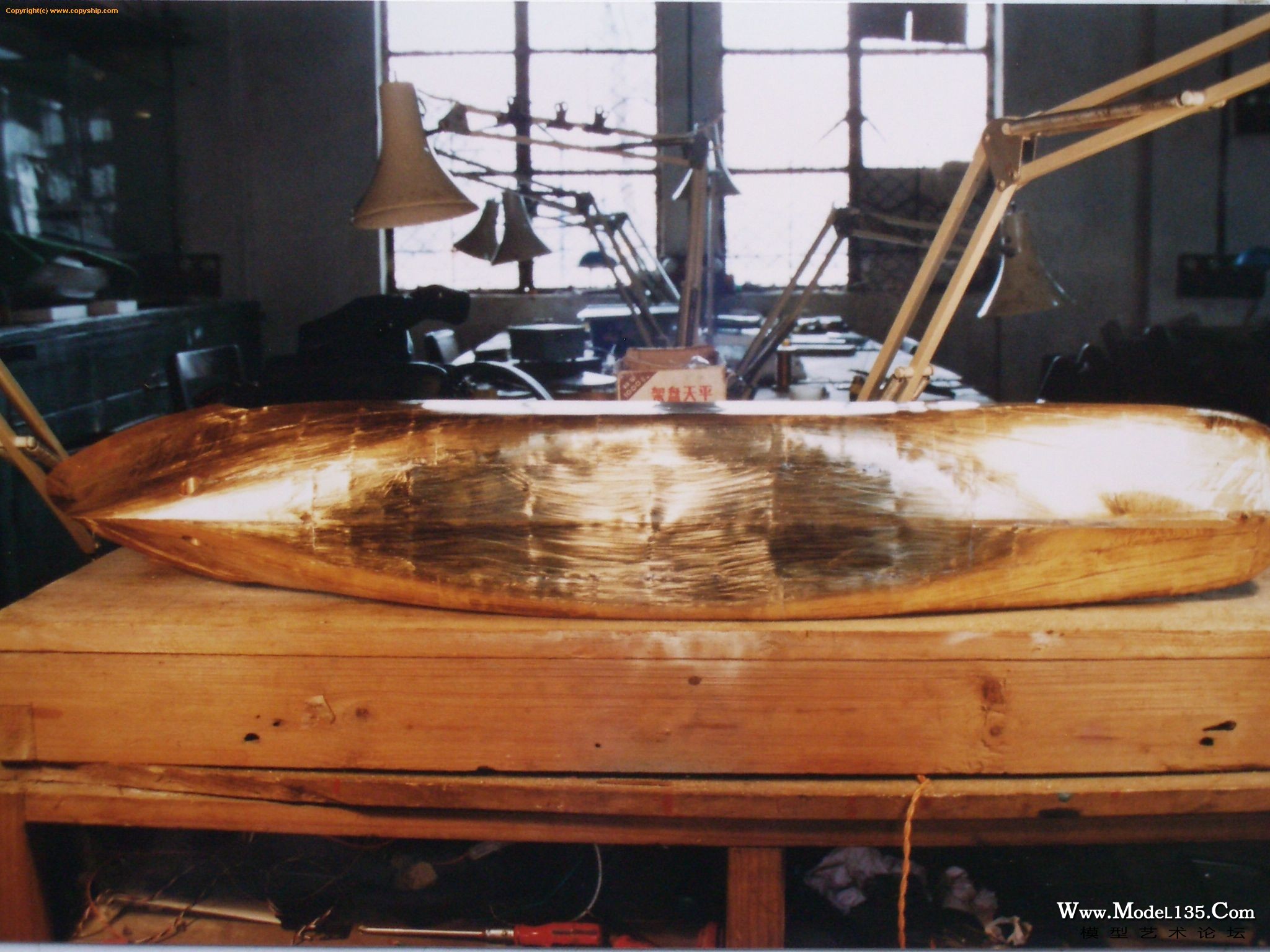 焊接完后还需要几十道的腻子修补工序