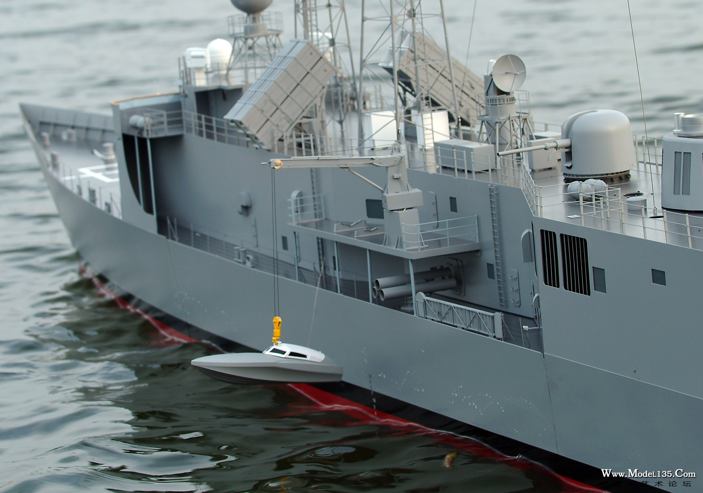 遥控吊车正在施放交通艇