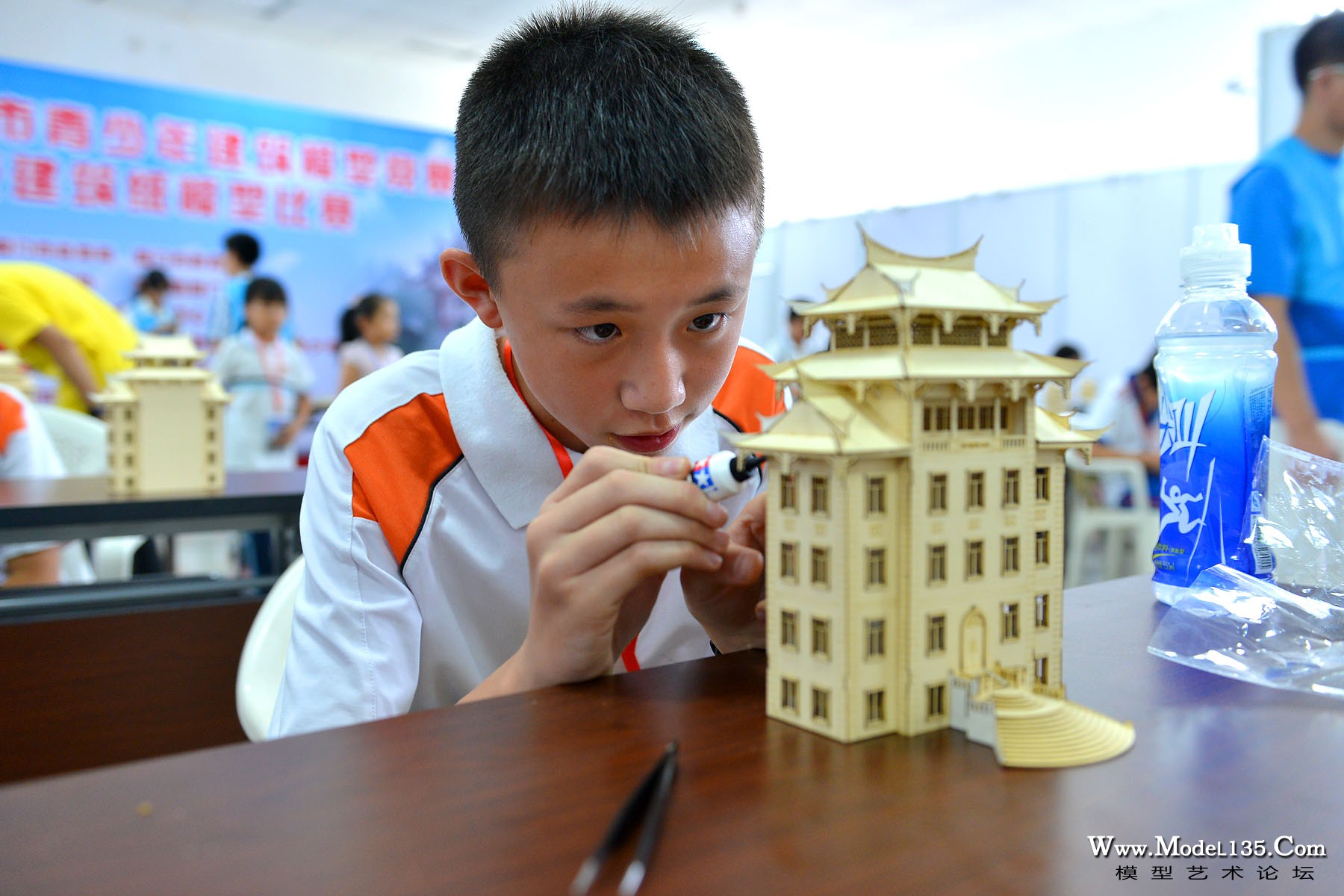 小选手正在对模型进行最后修整.jpg