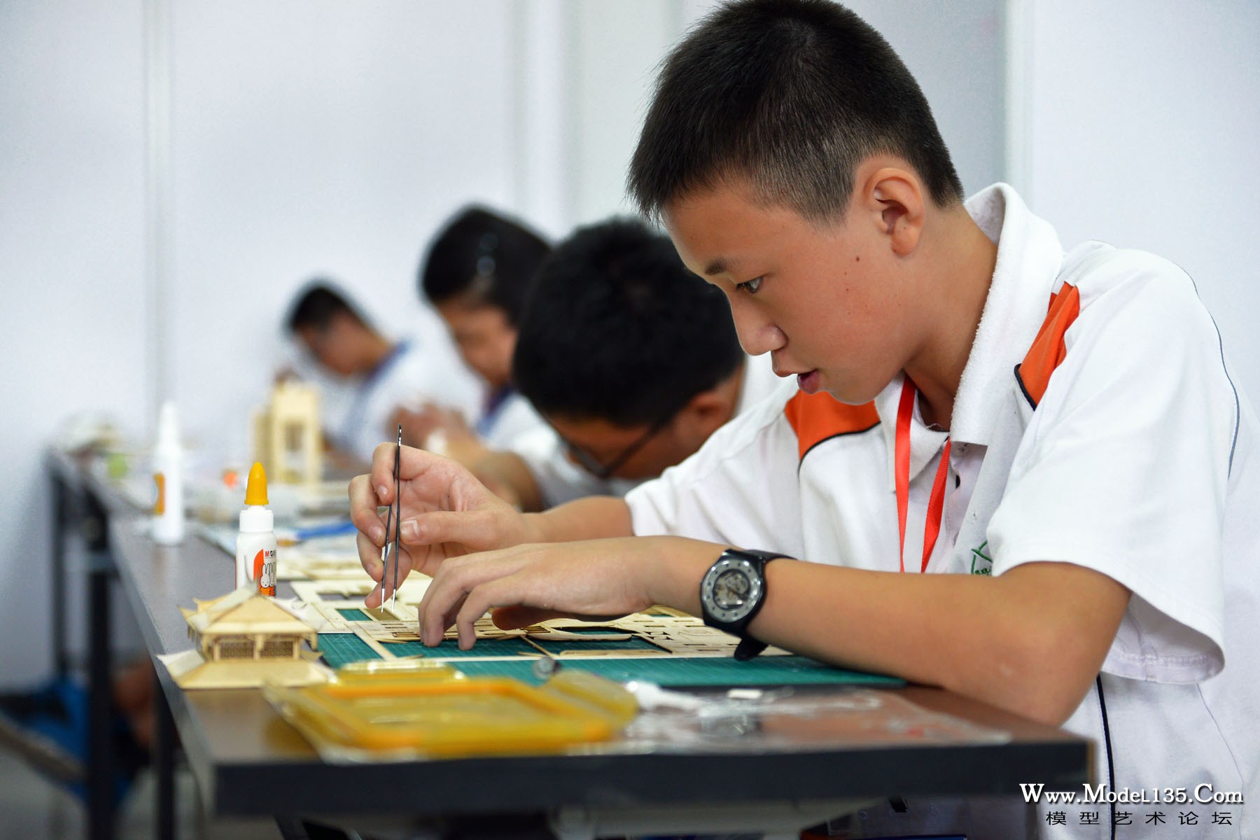 制作华侨博物院模型是一项非常精细的工作.jpg