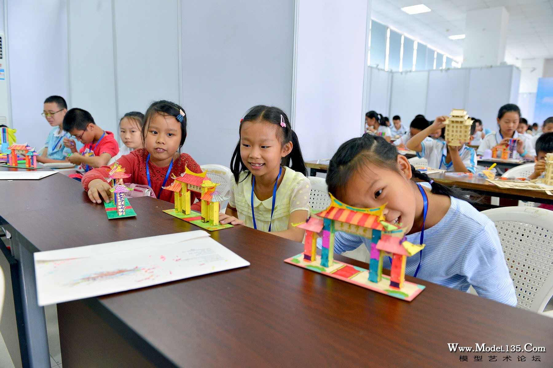 完成制作的孩子们脸上充满了笑容.jpg