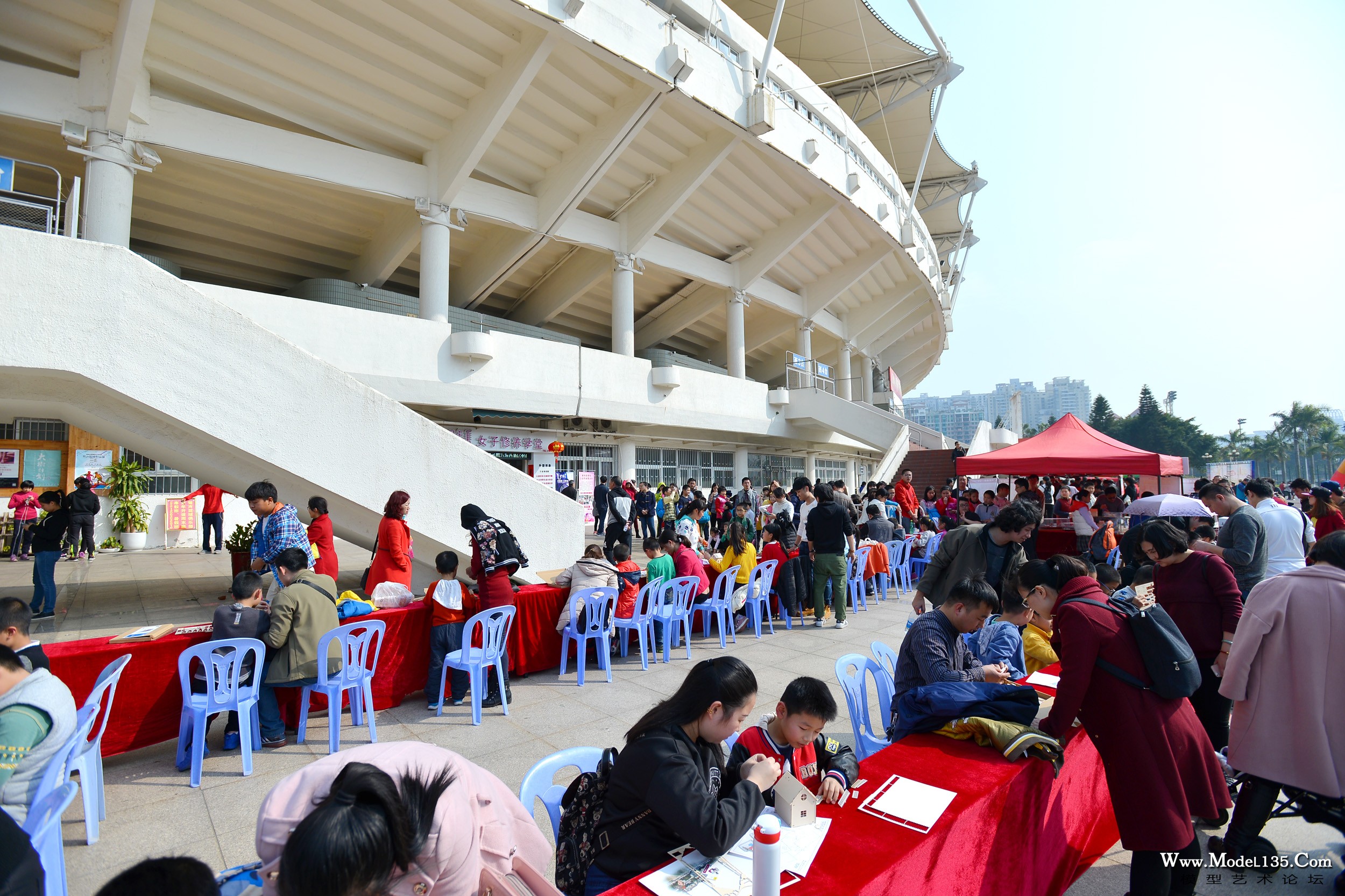 现场的50个座位远远满足不了参与者的需求