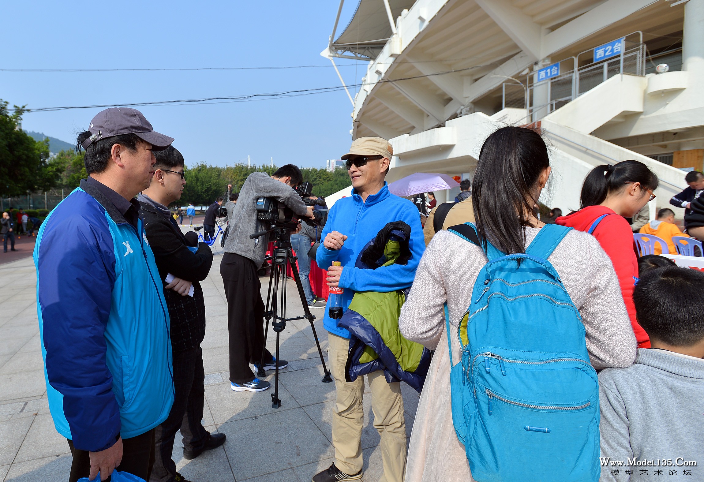 林沁老师正在向局领导介绍模型活动的普及开展