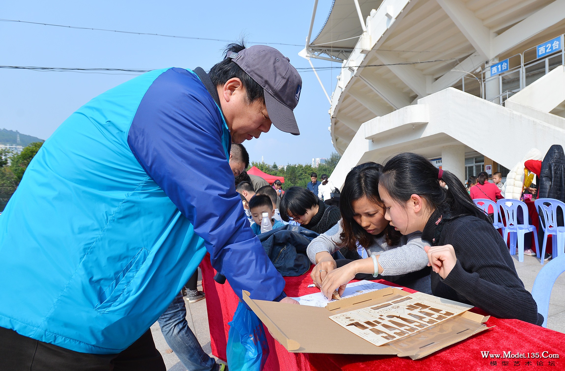 市体育局书记在视察模型制作体验
