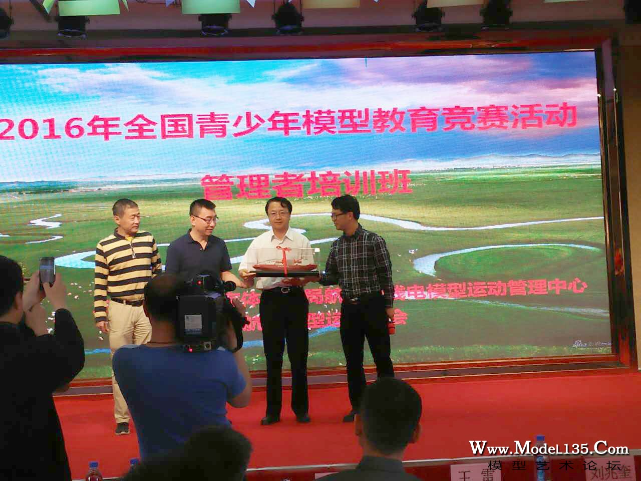 6-航管中心副主任王雷向呼伦贝尔承办方赠送有世界冠军林沁、曾国升制作的雪龙号模型－.jpg