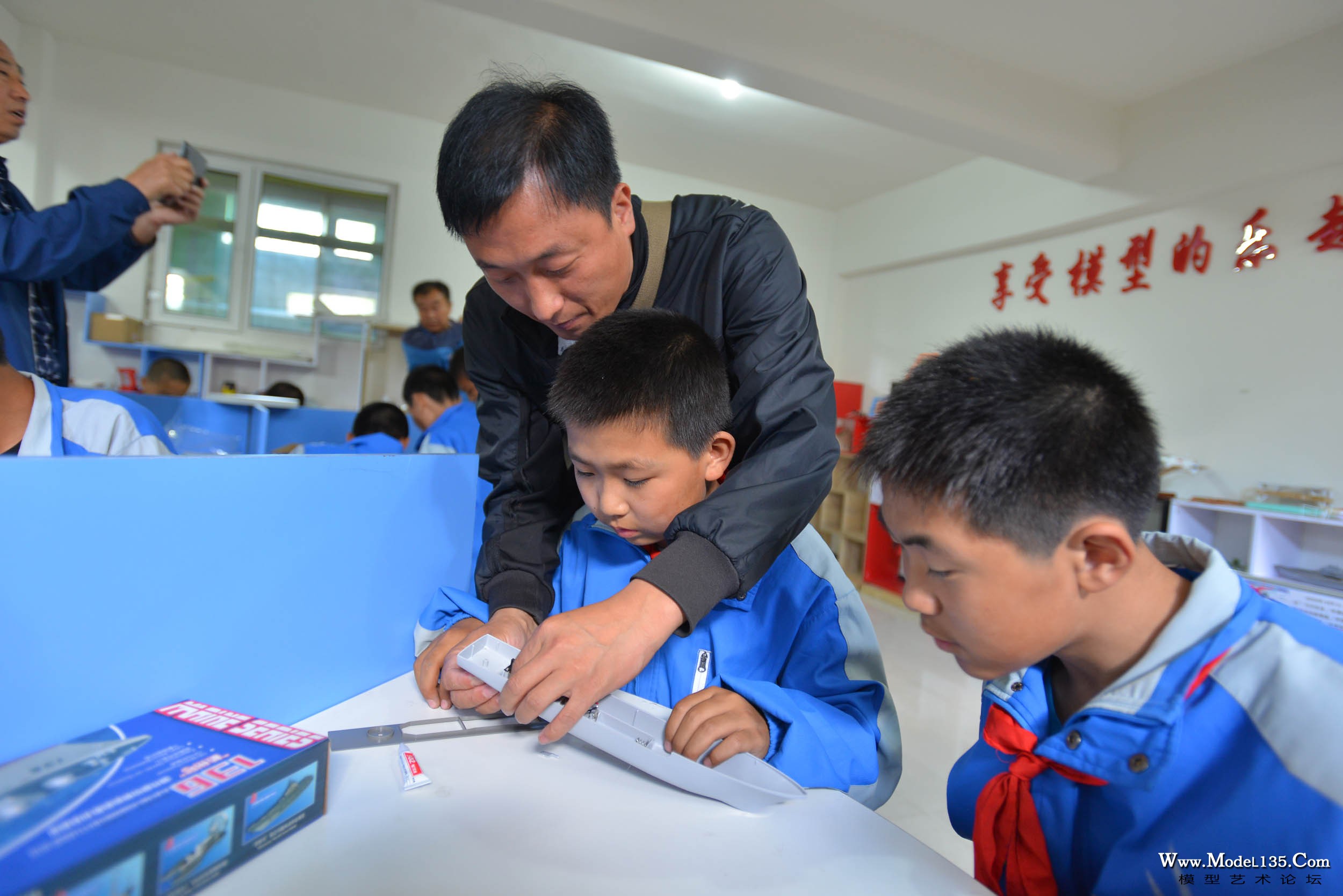54-北京顺义少年宫的老师在辅导学生制作航海模型－4569.jpg