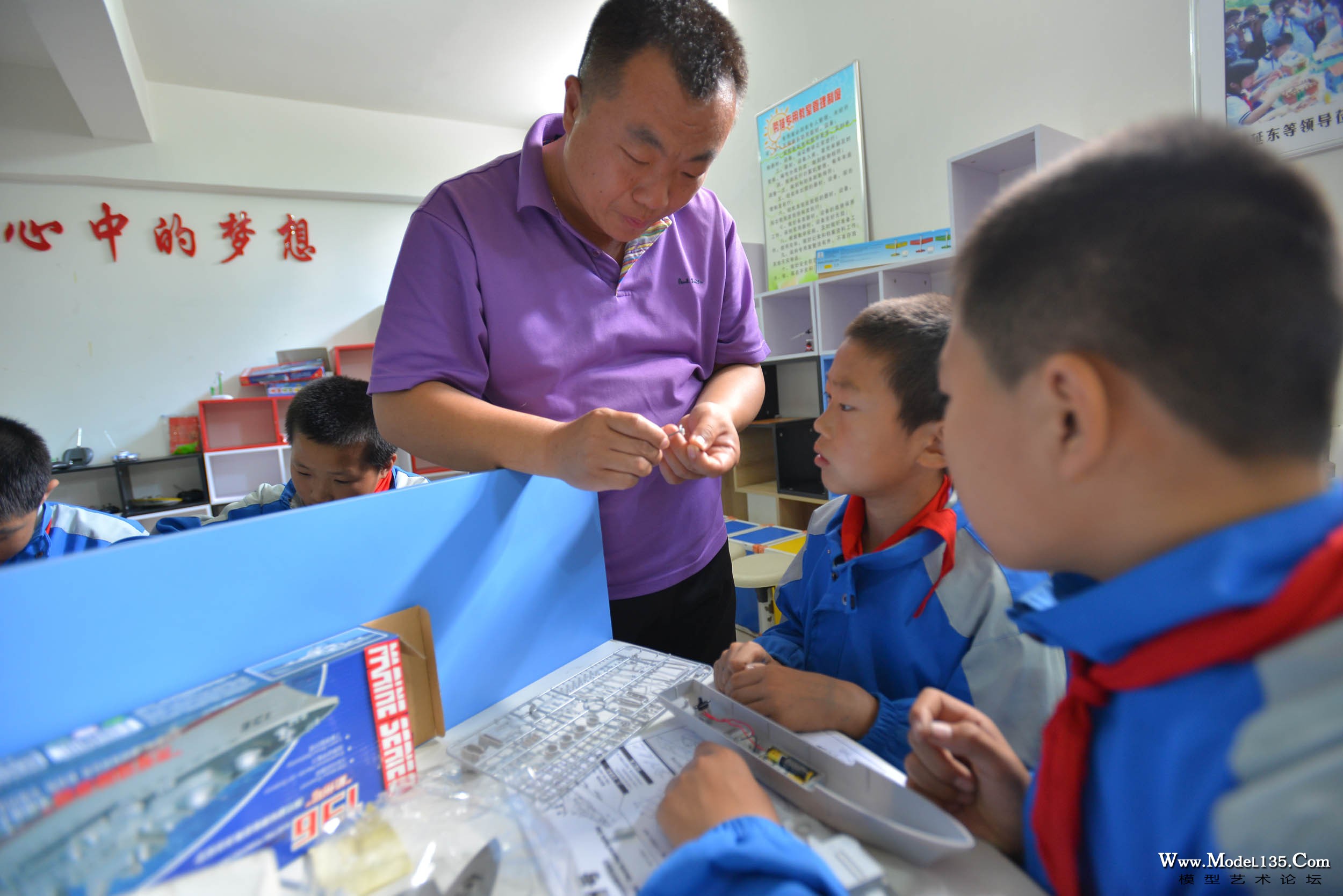 56-北京顺义的老师在辅导学生制作航海模型－4569.jpg