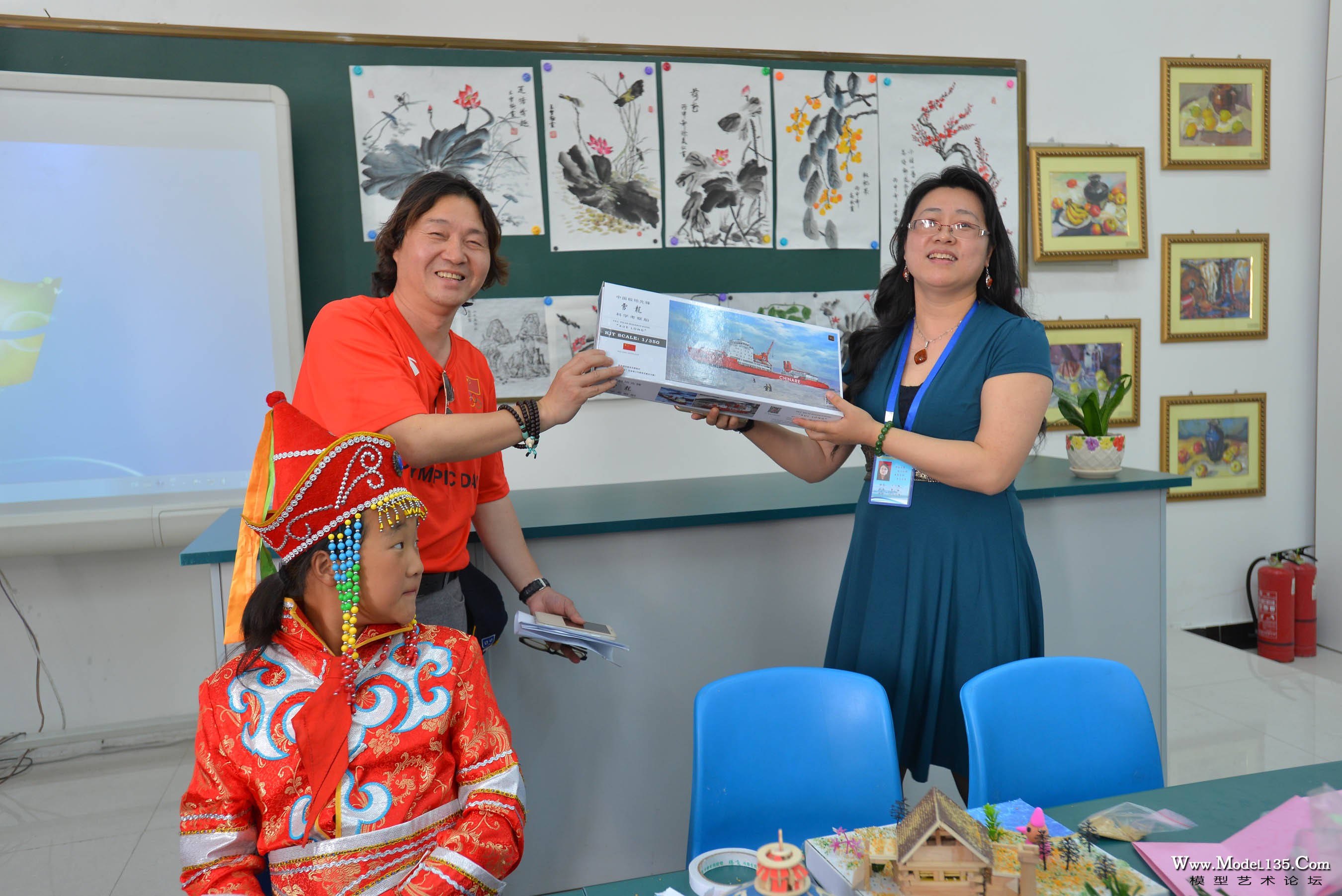 58-姜招银老师向参加互动的第六中学老师颁发纪念品－4620.jpg