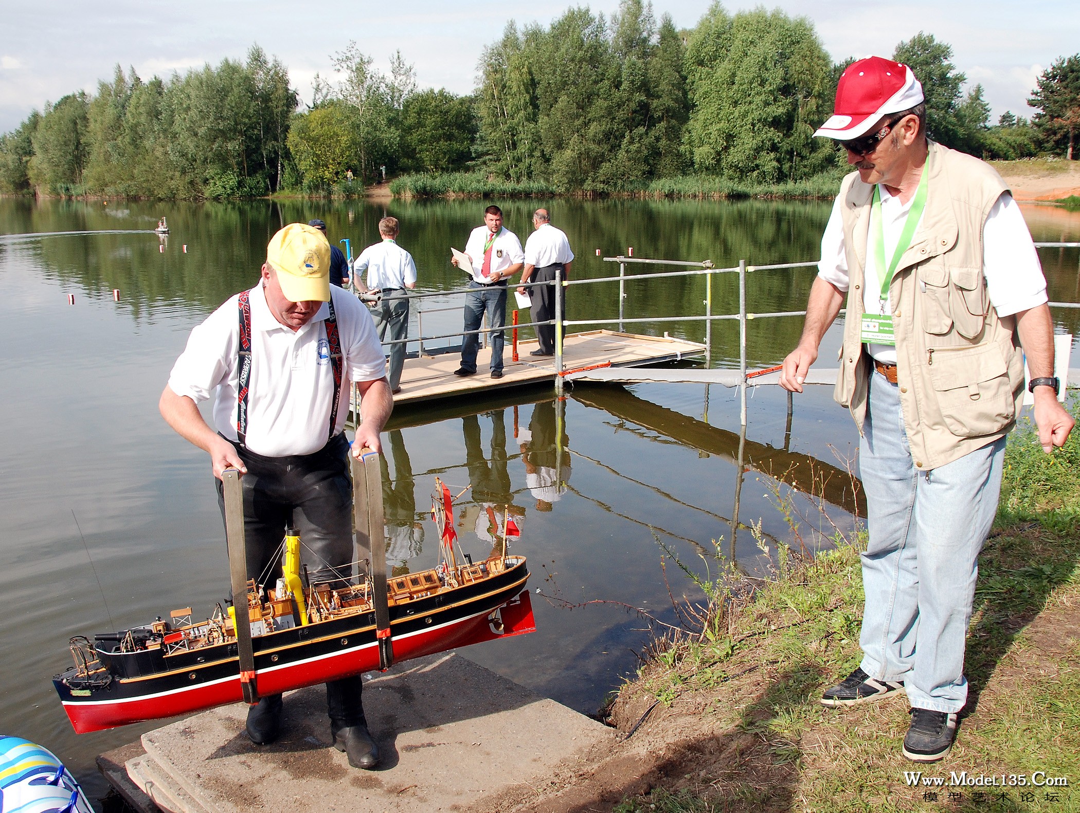 用两条皮带将模型放入水中是国外选手普遍采用的一中下水方式.jpg
