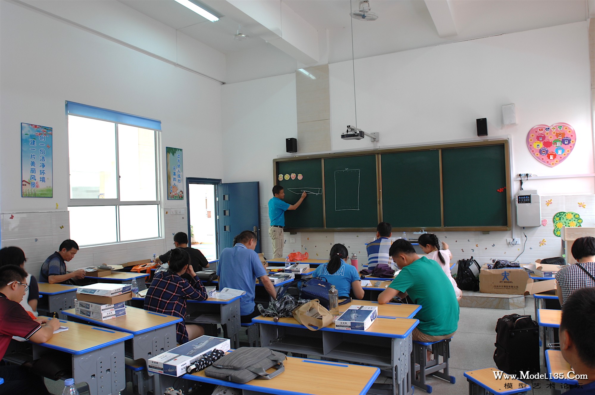 林沁老师在讲解电动机和轴的安装调试