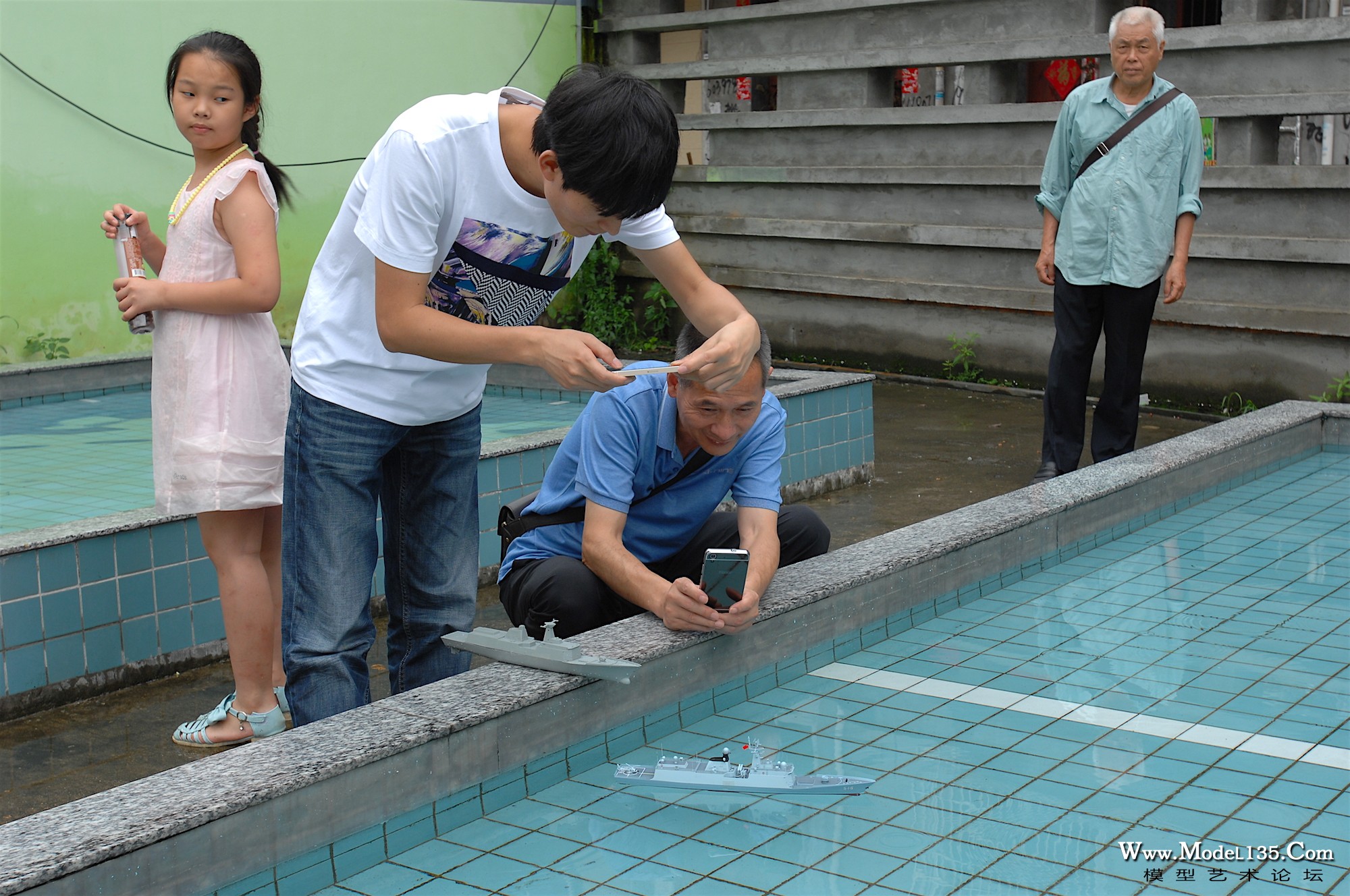 许多老师是第一次看到如此袖珍的遥控仿真船模