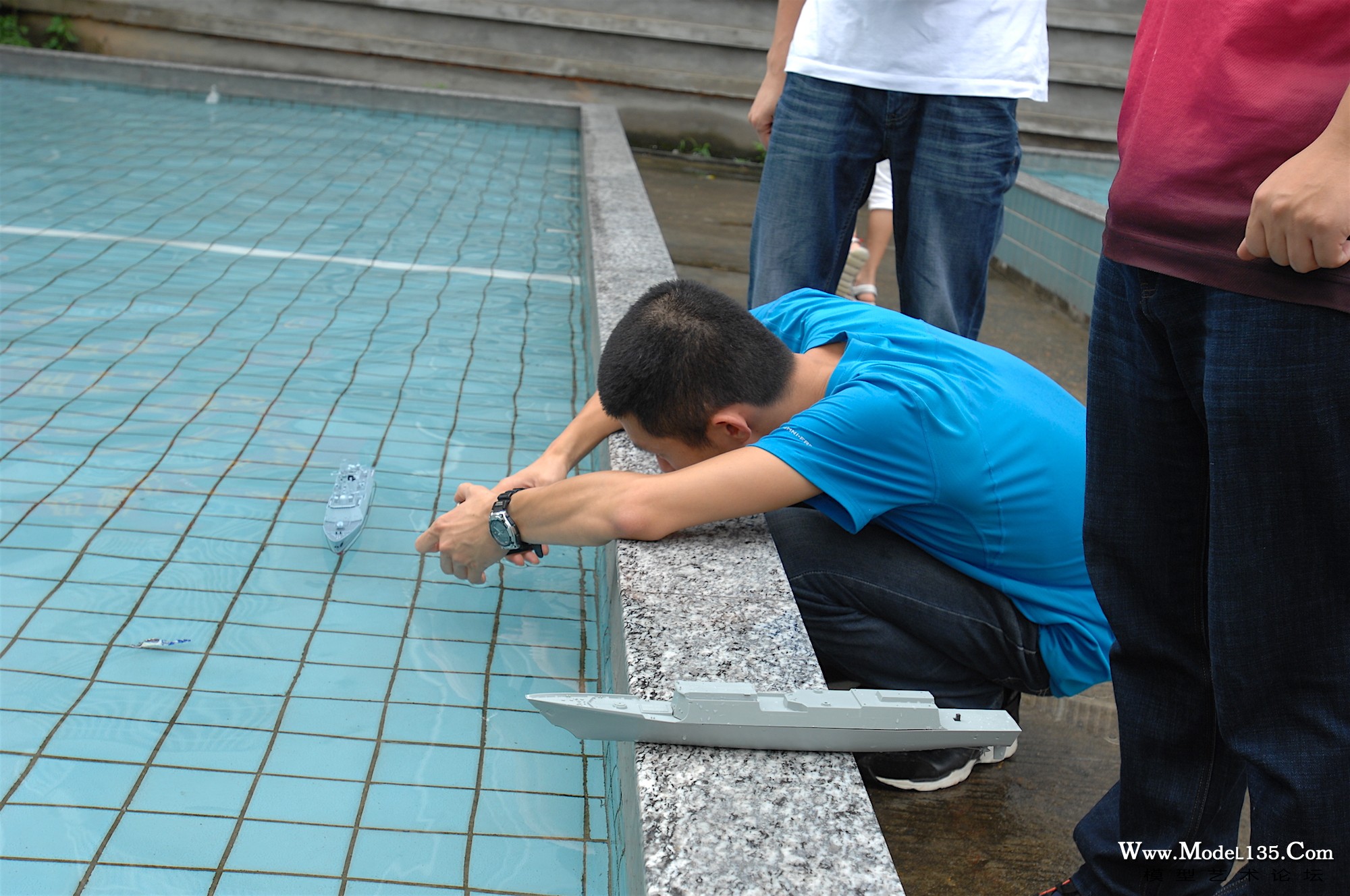 这张照片厉害，手机差点掉水里