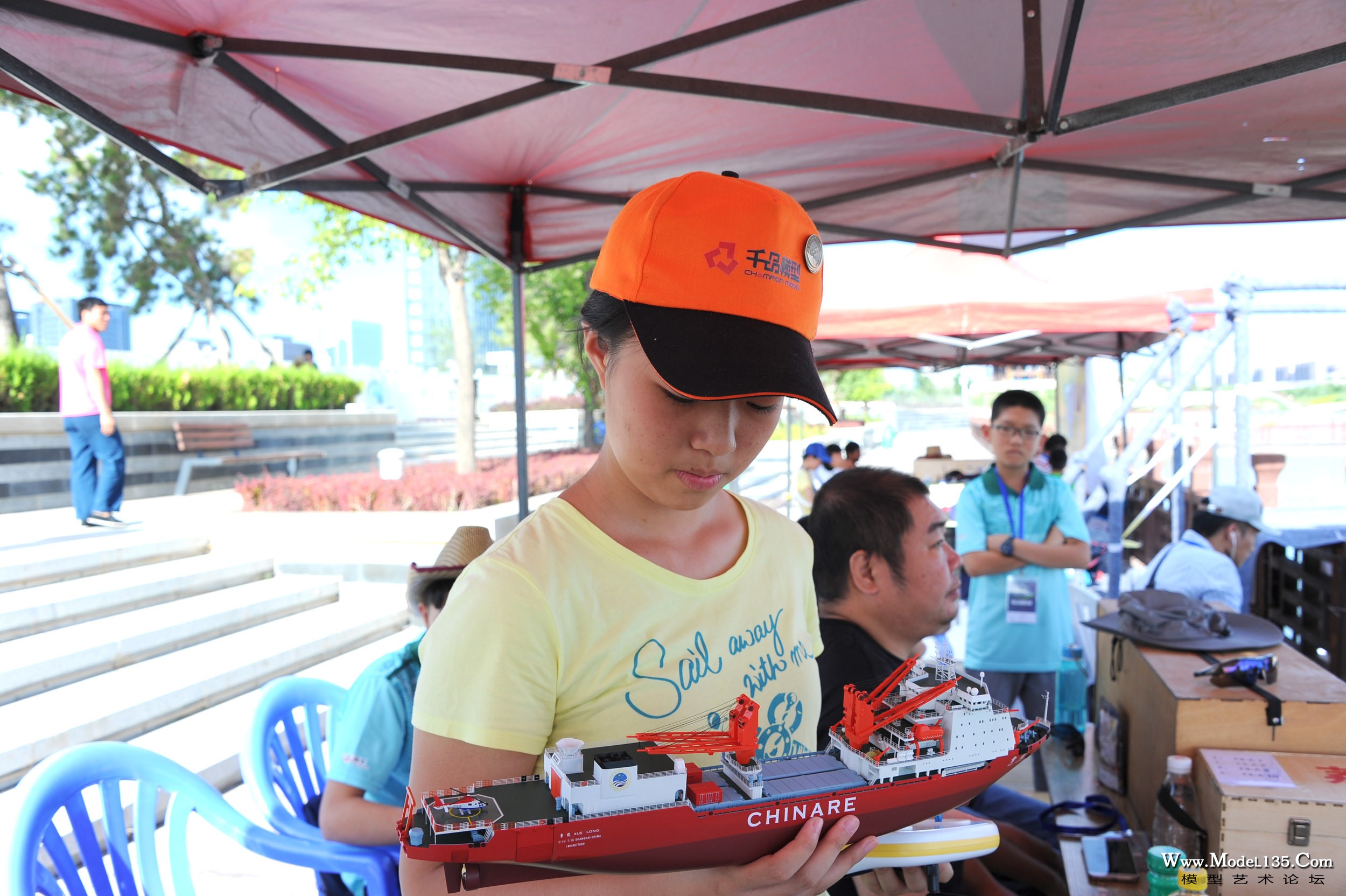 厦门队选手杨辰悦和她的F4B雪龙号模型.jpg