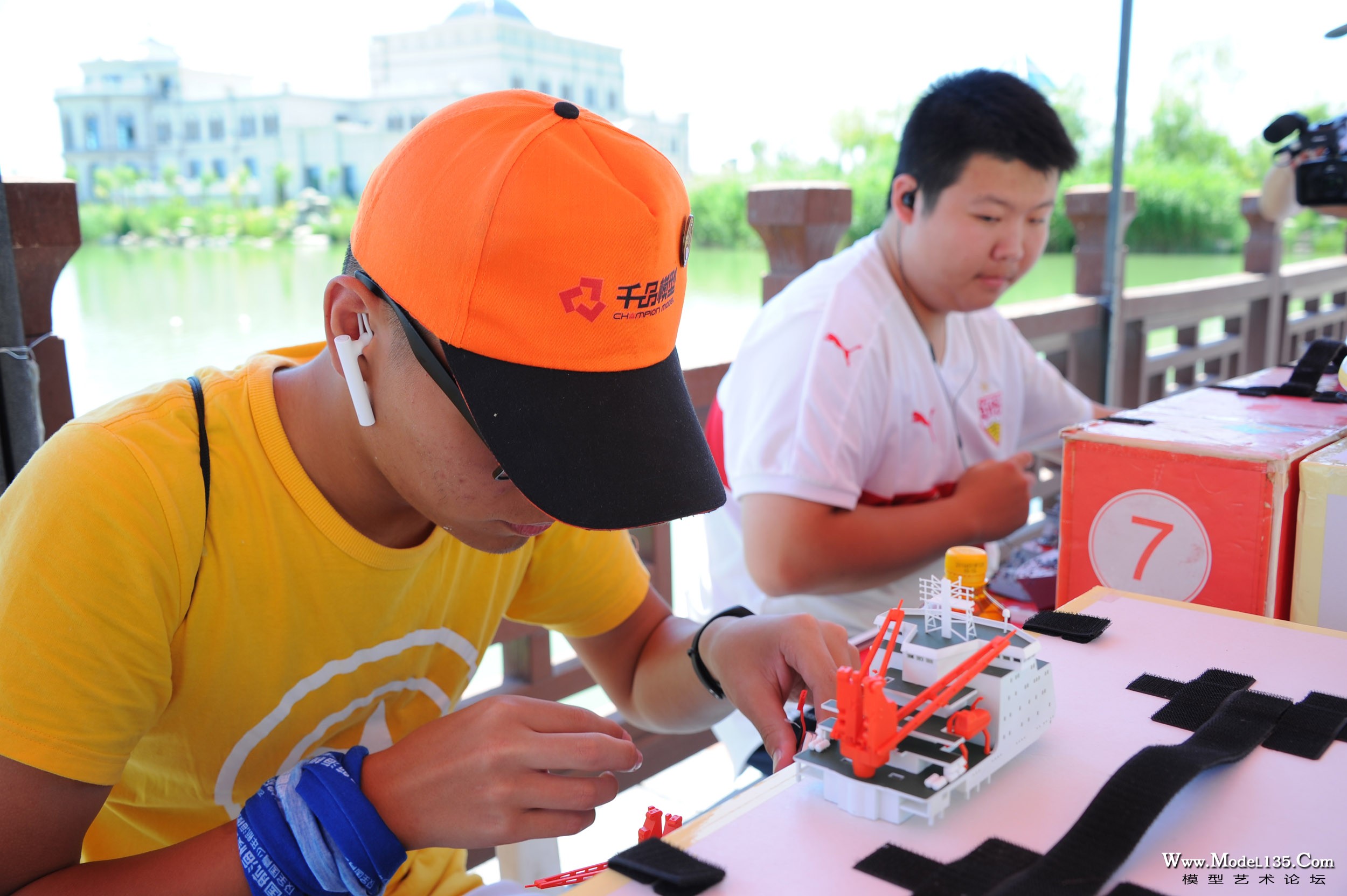 厦门队选手在准备仿真航行模型.jpg