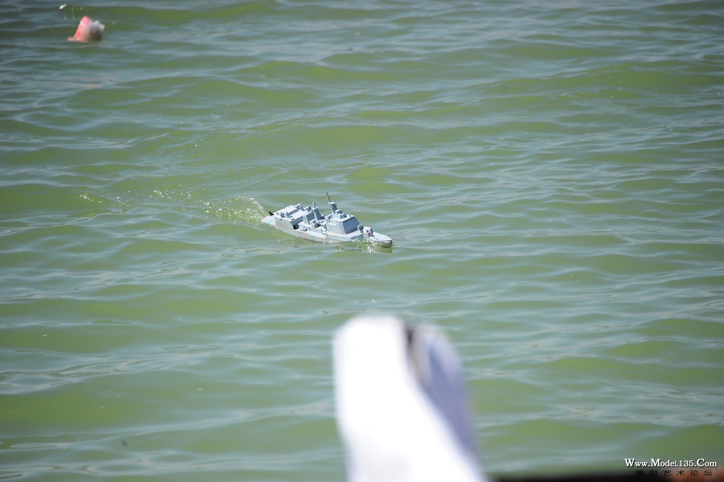 巨大的风浪使得许多模型难以控制.jpg
