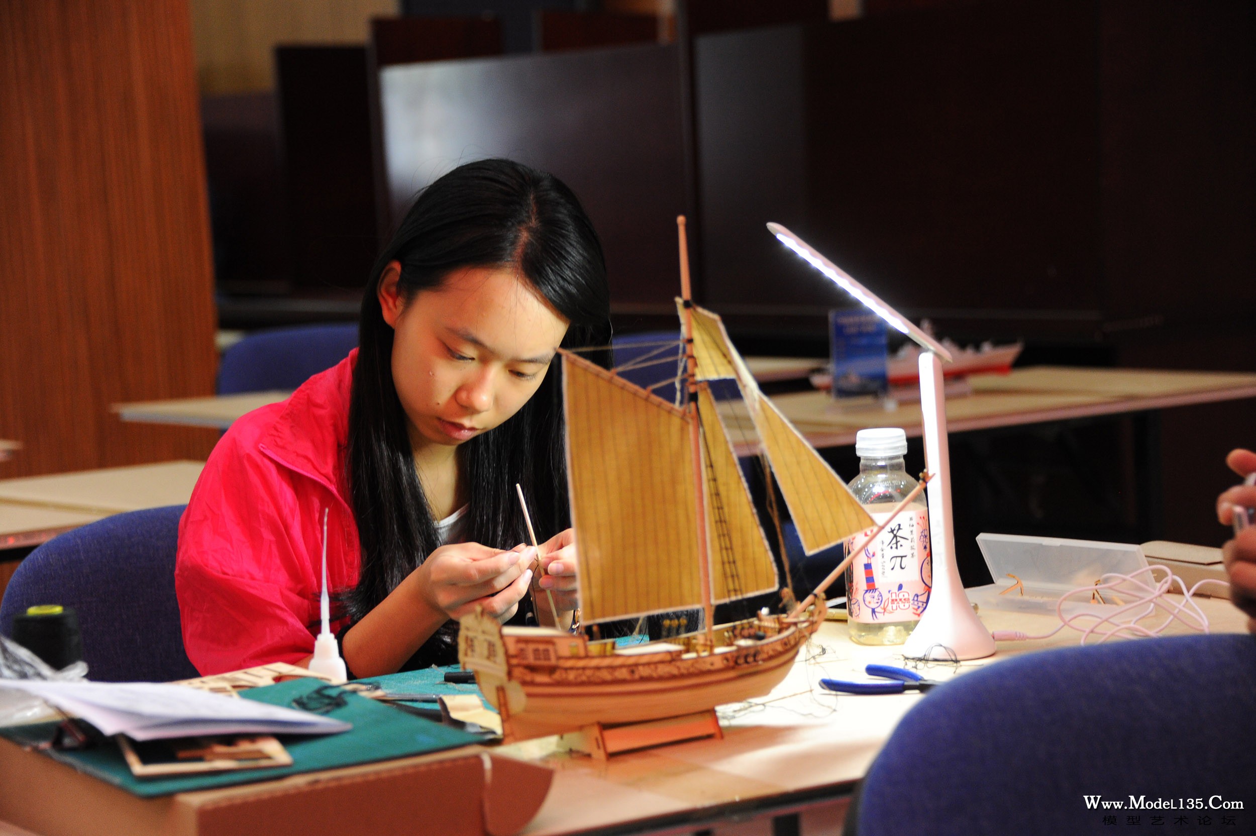 C1青年组选手在制作波涛汹涌号模型.jpg