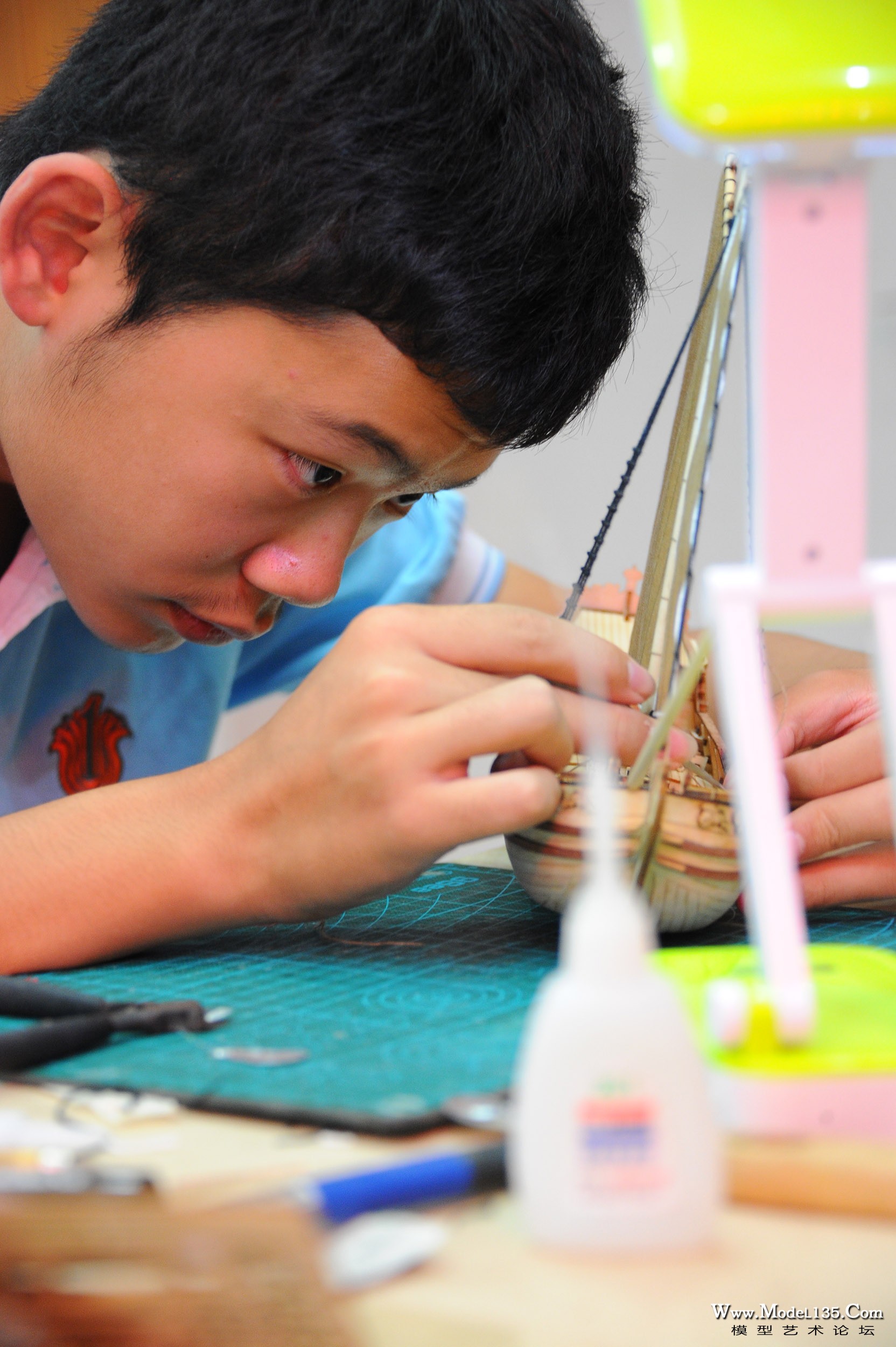 C1青年组选手在制作波涛汹涌号模型2.jpg