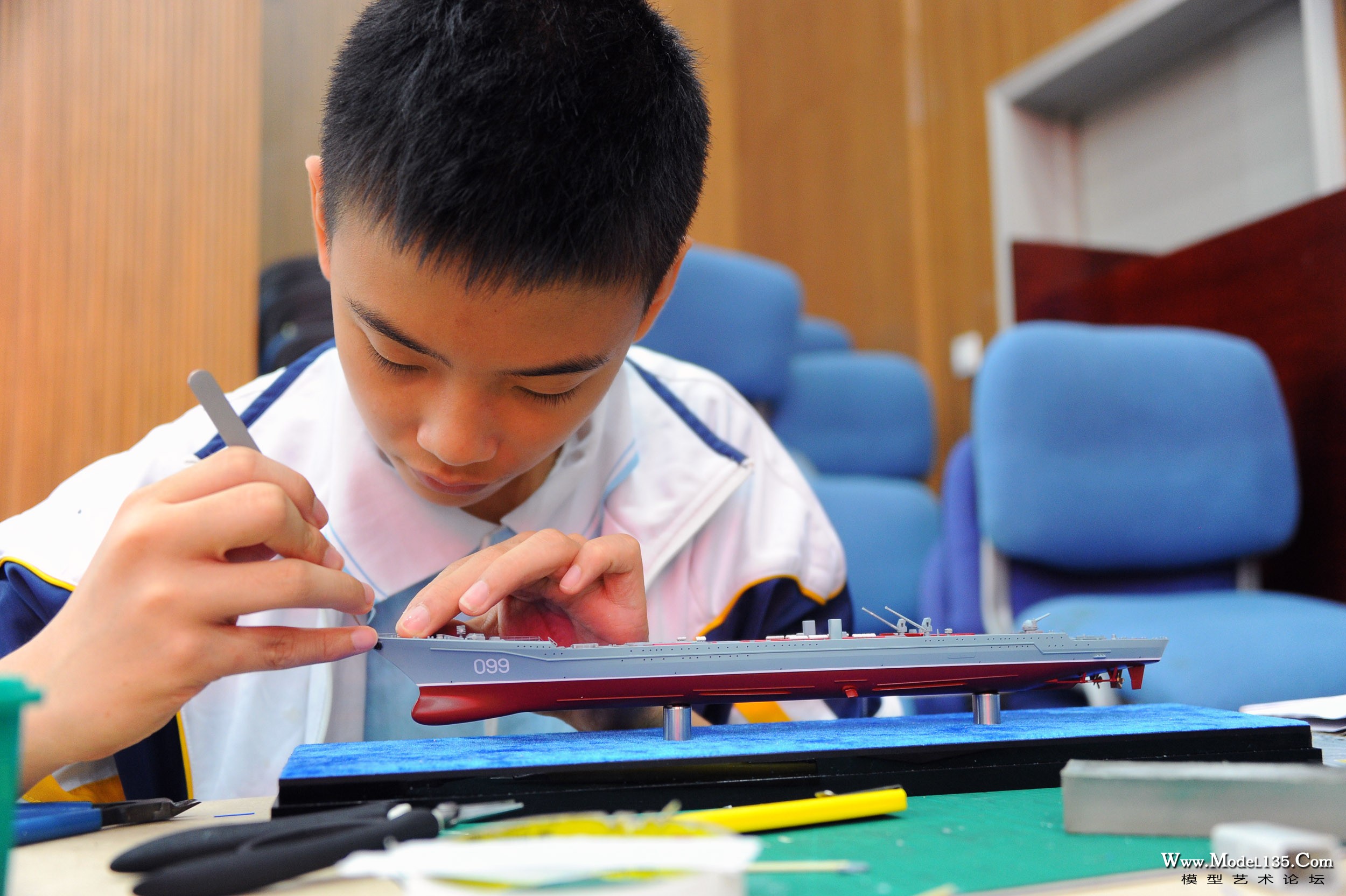 C4青年组选手在制作彼得大帝模型.jpg