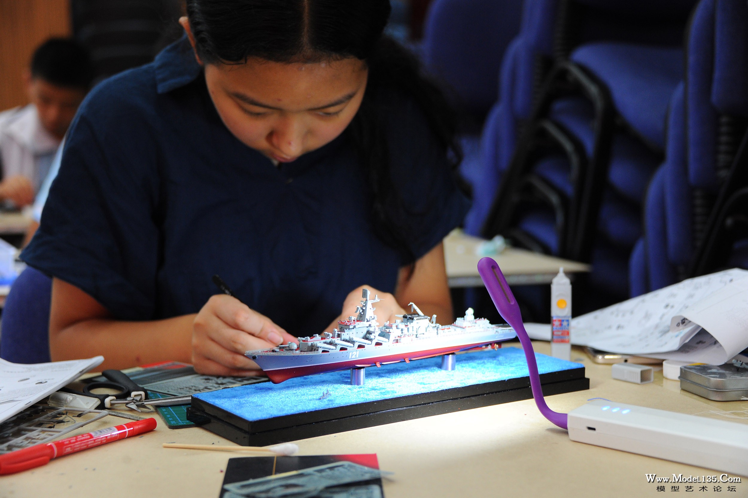 C4青年组选手在制作莫斯科号模型.jpg