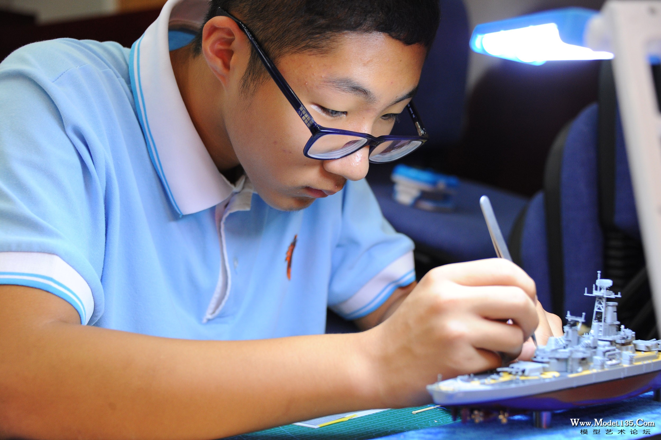 C4青年组选手在制作新泽西号模型.jpg