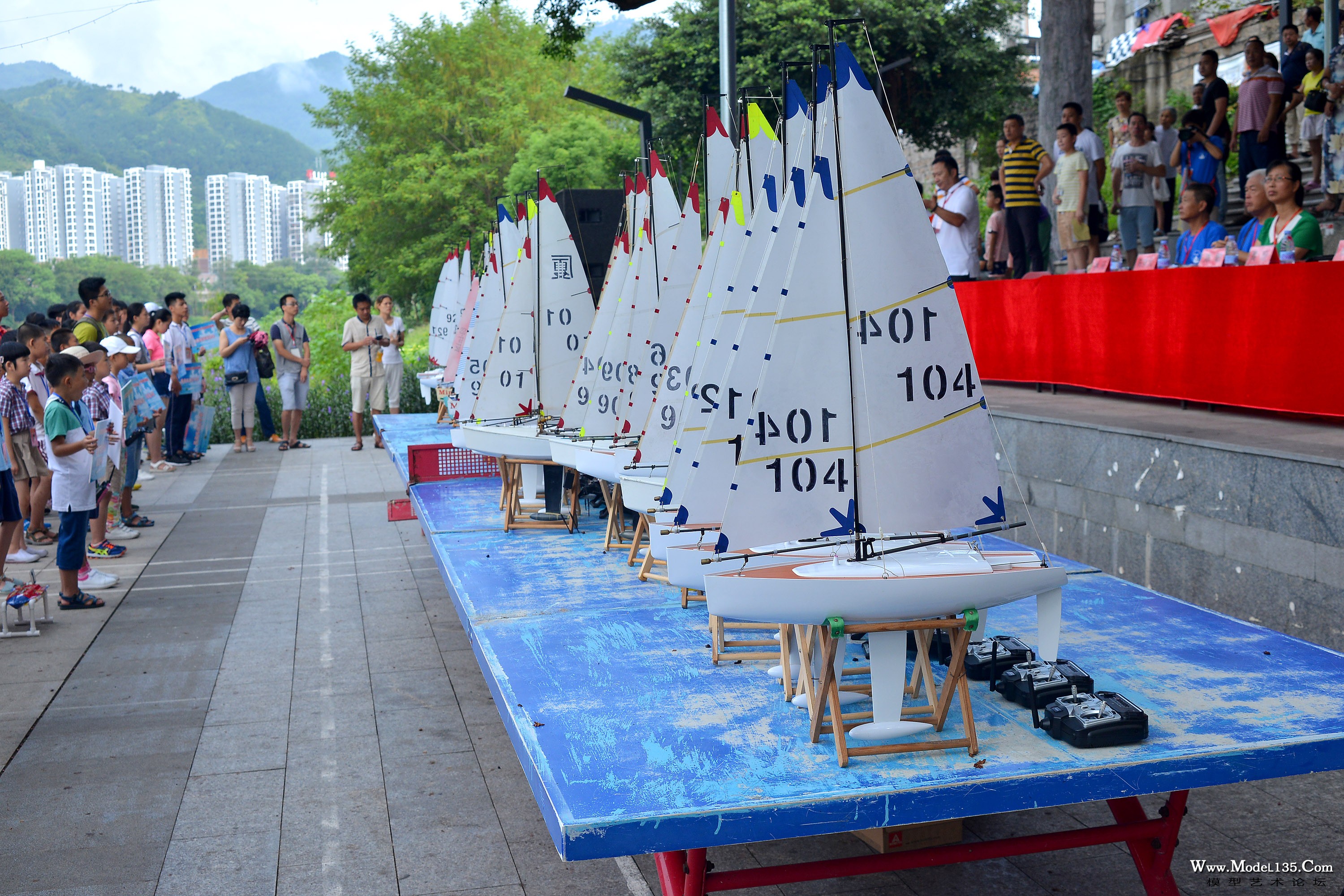 开幕仪式上的遥控帆船.jpg