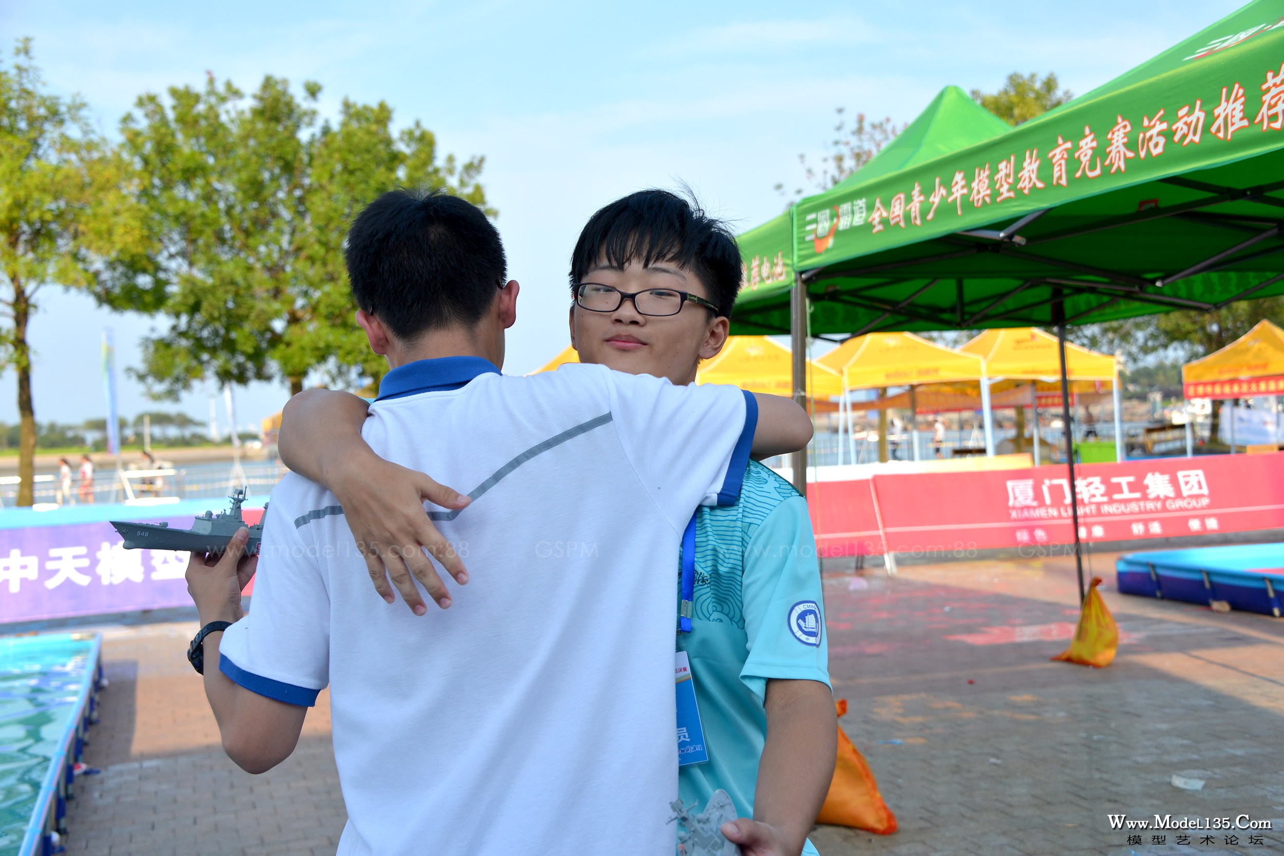 同样代表厦门队选手却是来自不同学校的陌生同学，此刻他们相拥庆祝厦门队会师冠亚军决赛 ... ...