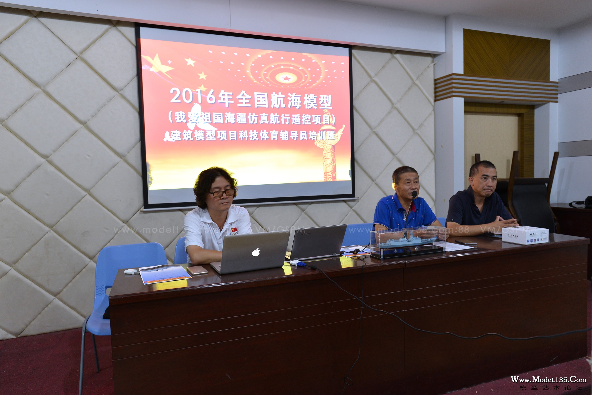 姜招银老师（左）林沁老师（中）