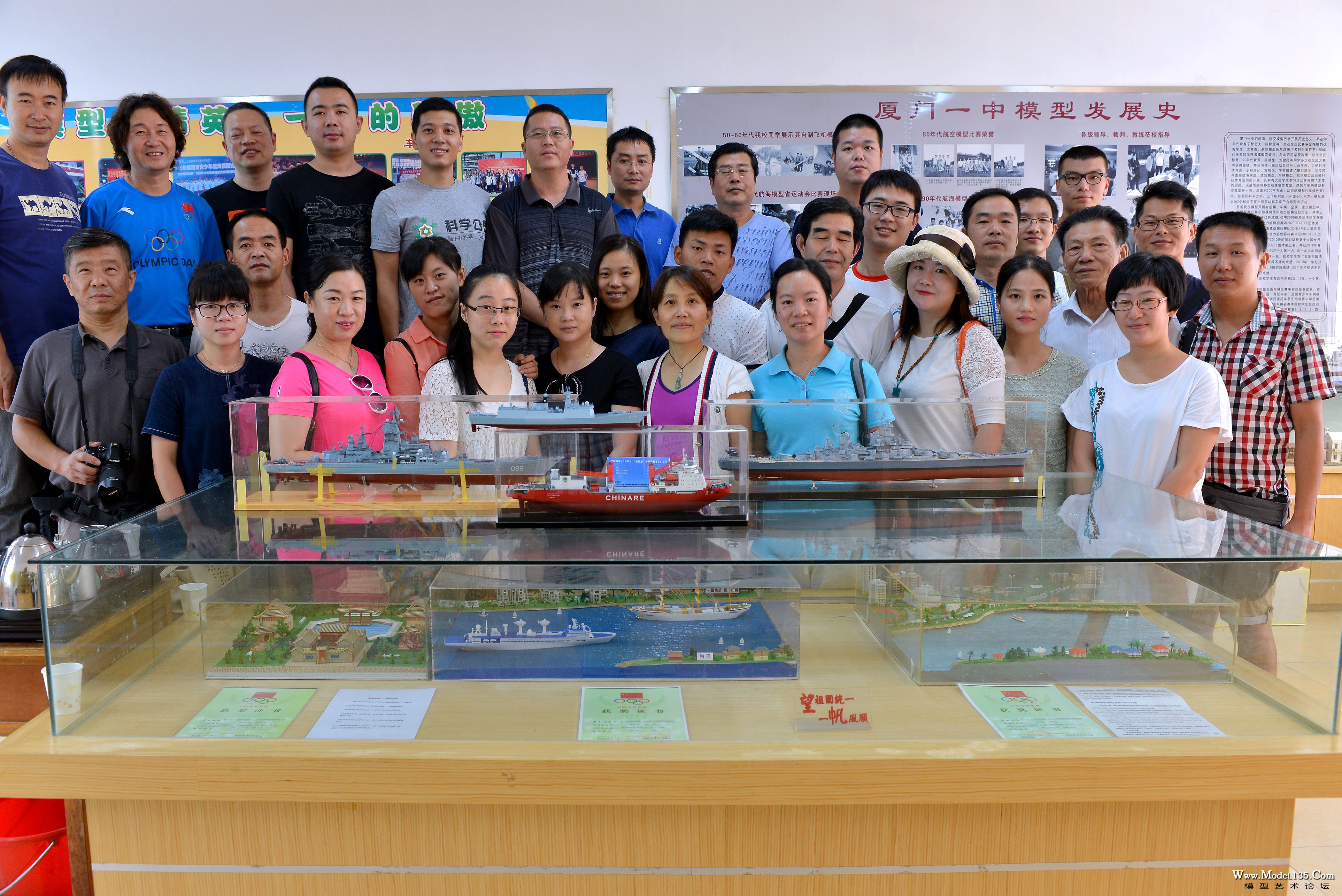 部分参训老师在世界冠军模型前合影