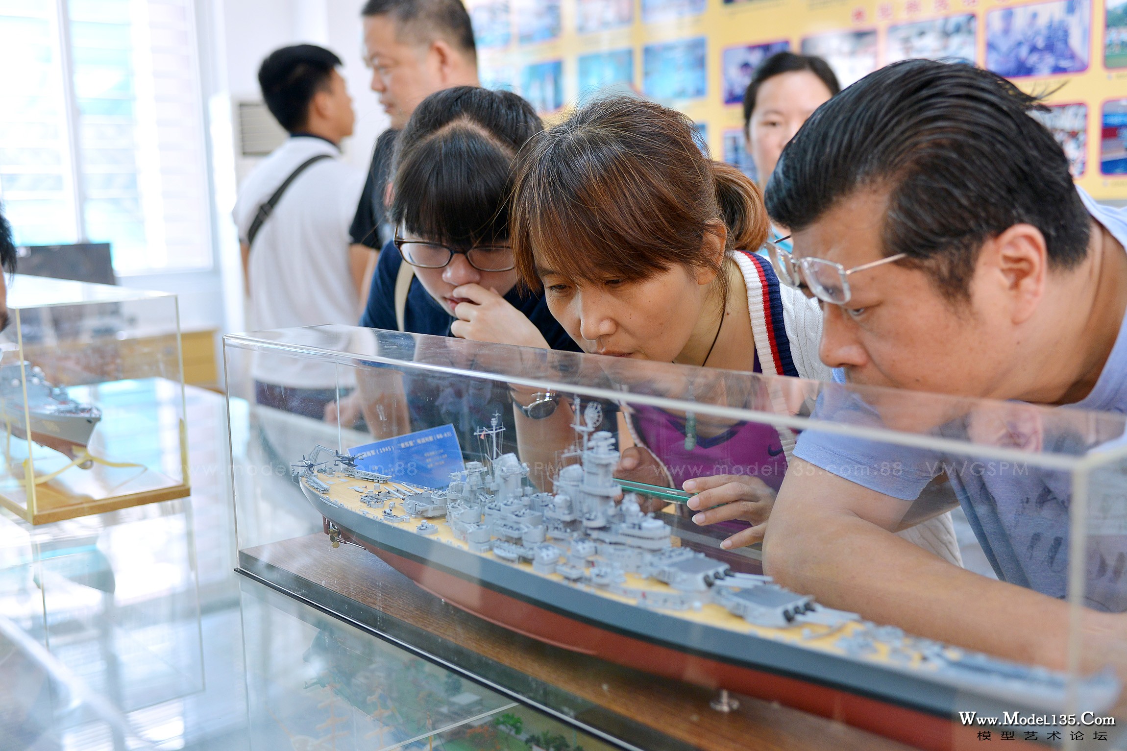 老师们第一次近距离参观冠军模型