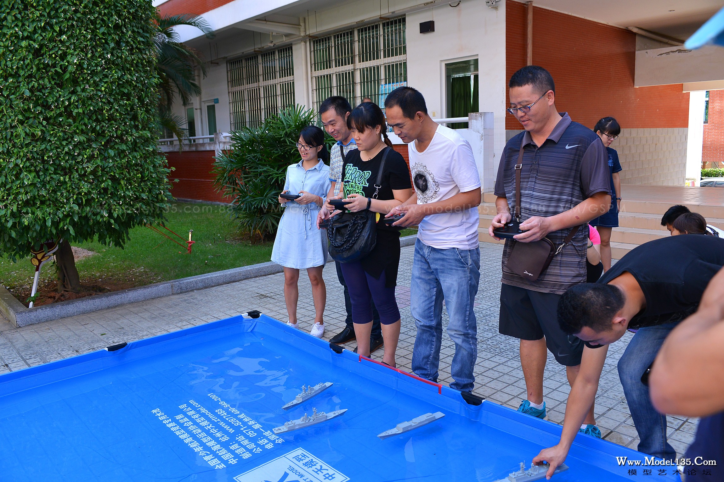 老师们争相进行航行体验