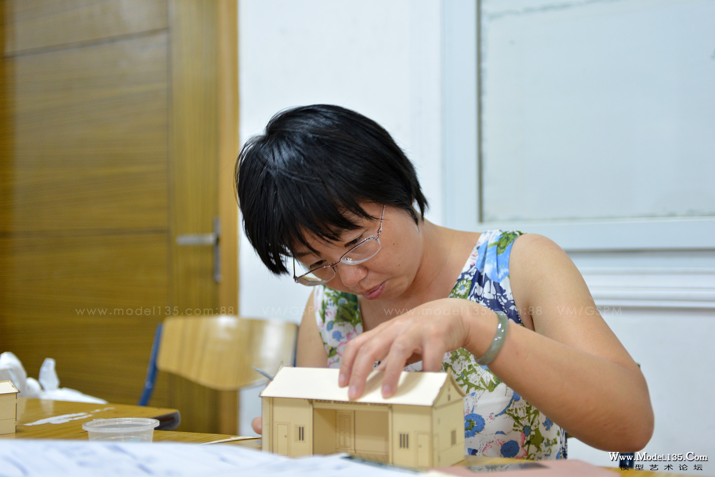 一些老师在课后依然留下来学着制作闽南古厝模型