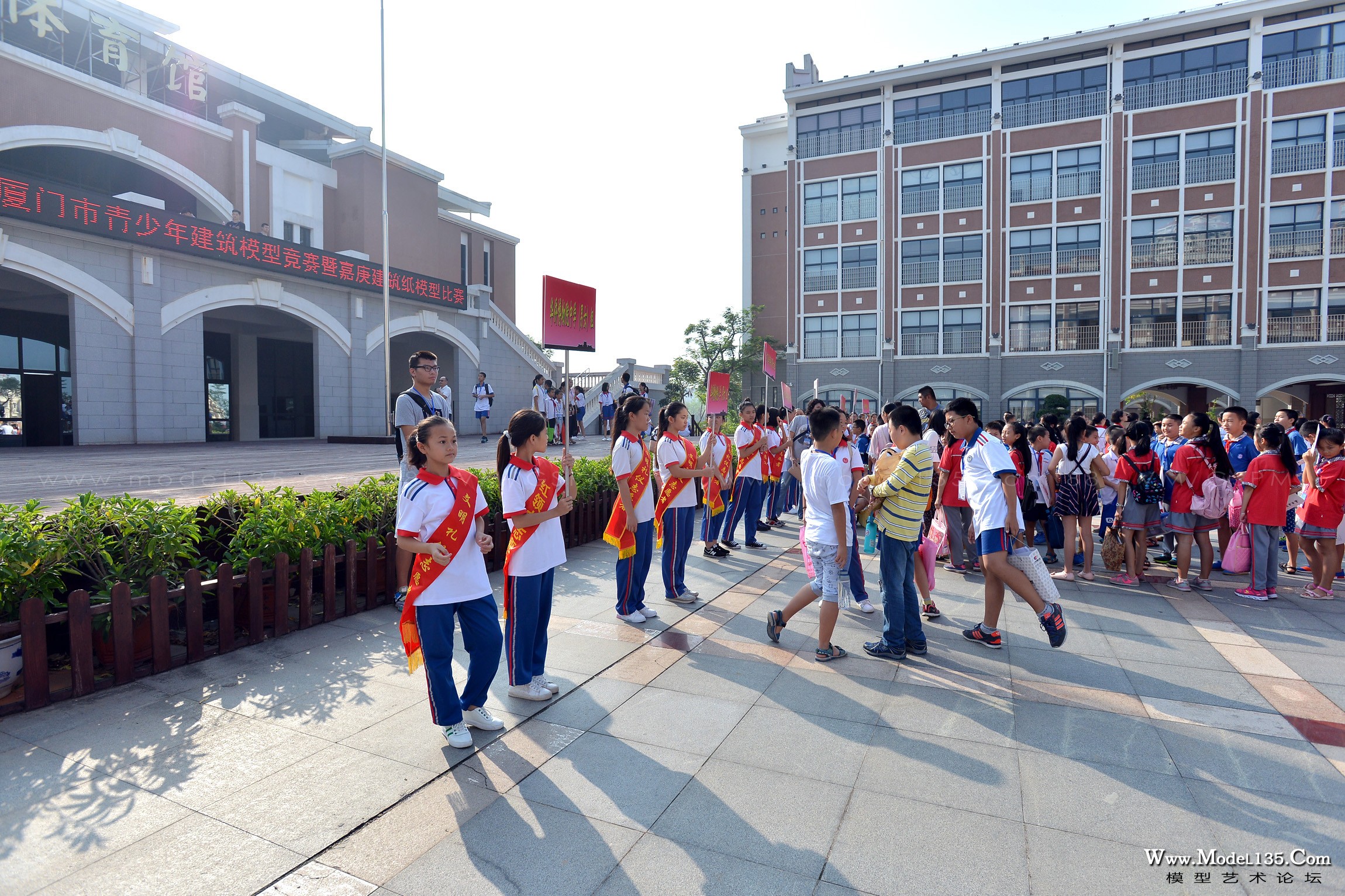 同学们正在按竞赛项目分组集结