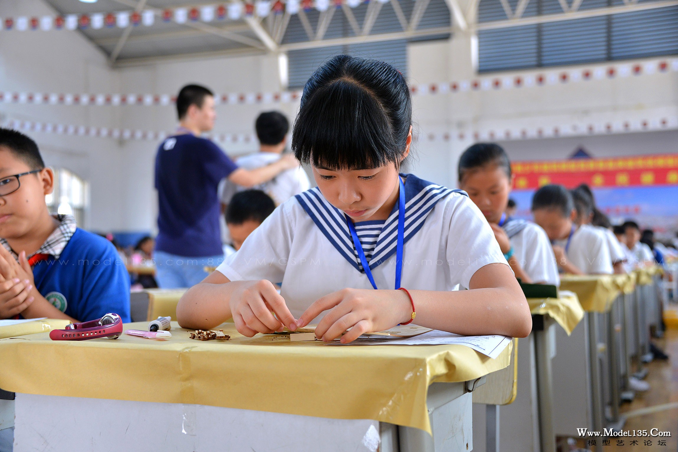 群惠小学的校服是小小海军服