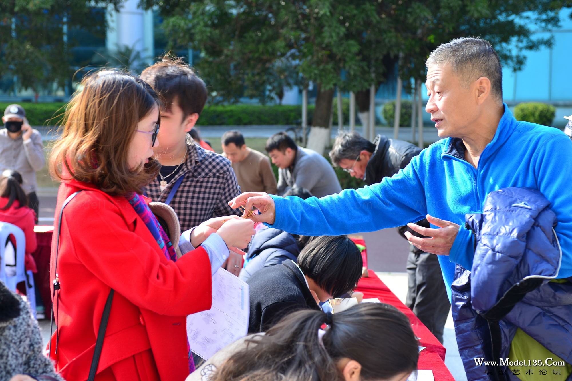 世界冠军林沁老师现场对市民进行辅导