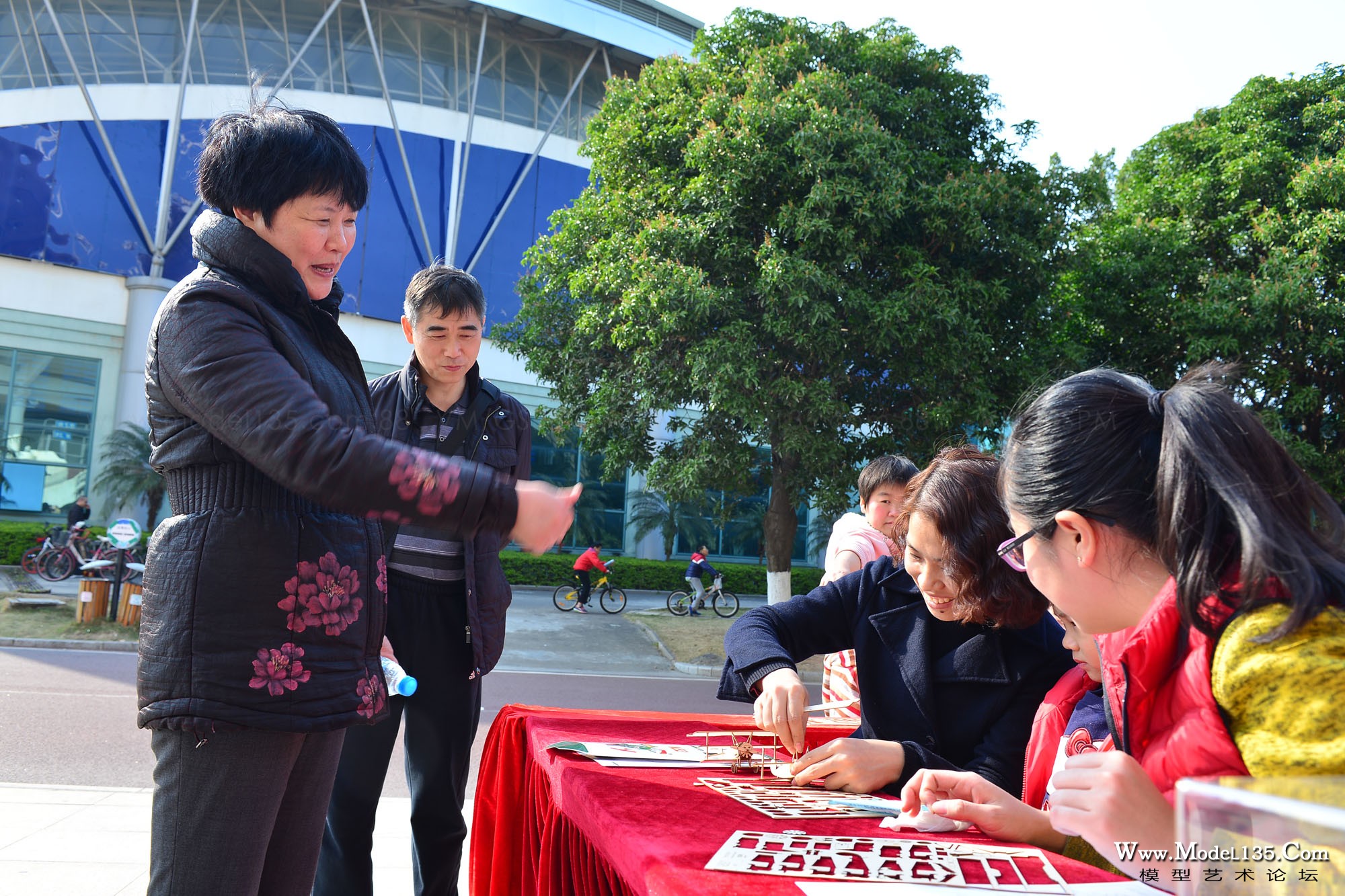 局长和市民亲切地交谈