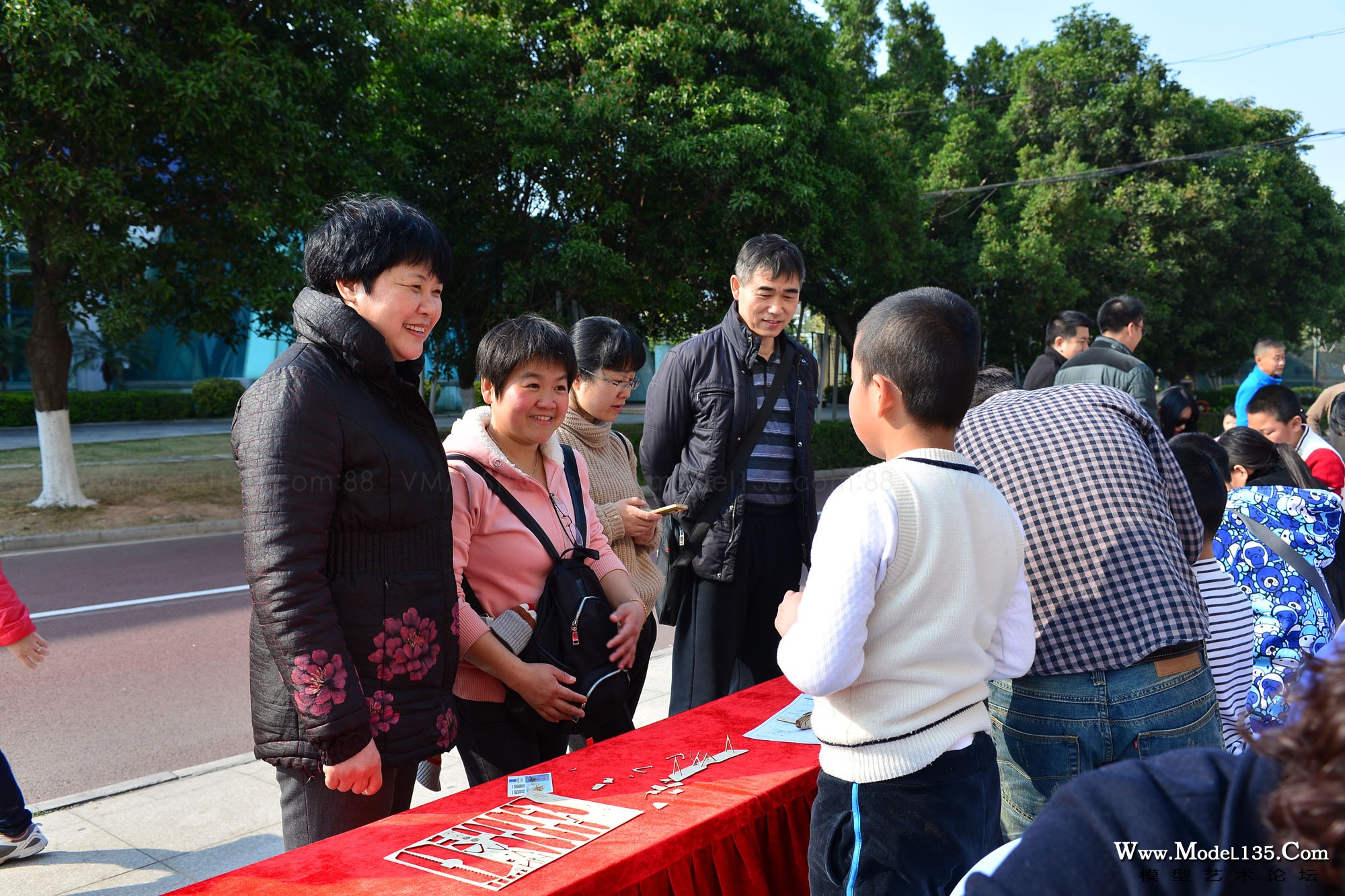 局长热情地向市民们了解体验的情况